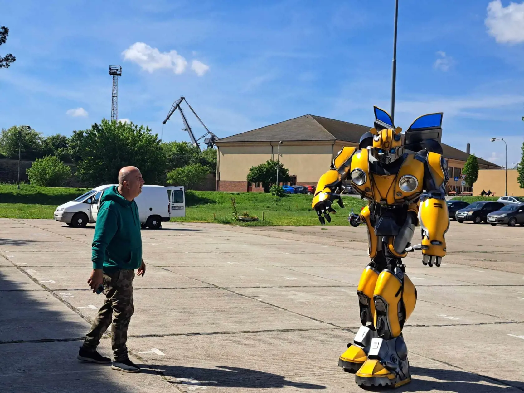 Bumblebee sa mohol ukázať v plnej paráde. Pútal pozornosť všetkých okoloidúcich. Jeho výška je totiž až 2,6 metra.