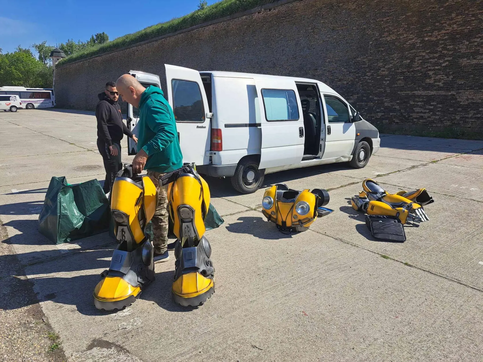 Ladislav s nevlastným synom Markom vyťahujú časti Bumblebeeho z dodávky.