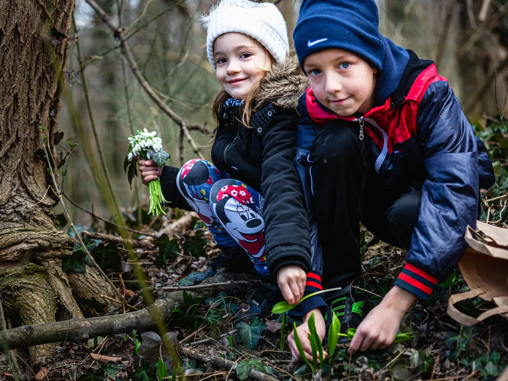 Lilien (4) a Lukáš (10) z Bratislavy si cez prázdniny užili hlavne veľa prechádzok s rodičmi do prírody. Zbierali snežienky aj medvedí cesnak a tento program si veľmi pochvaľovali.