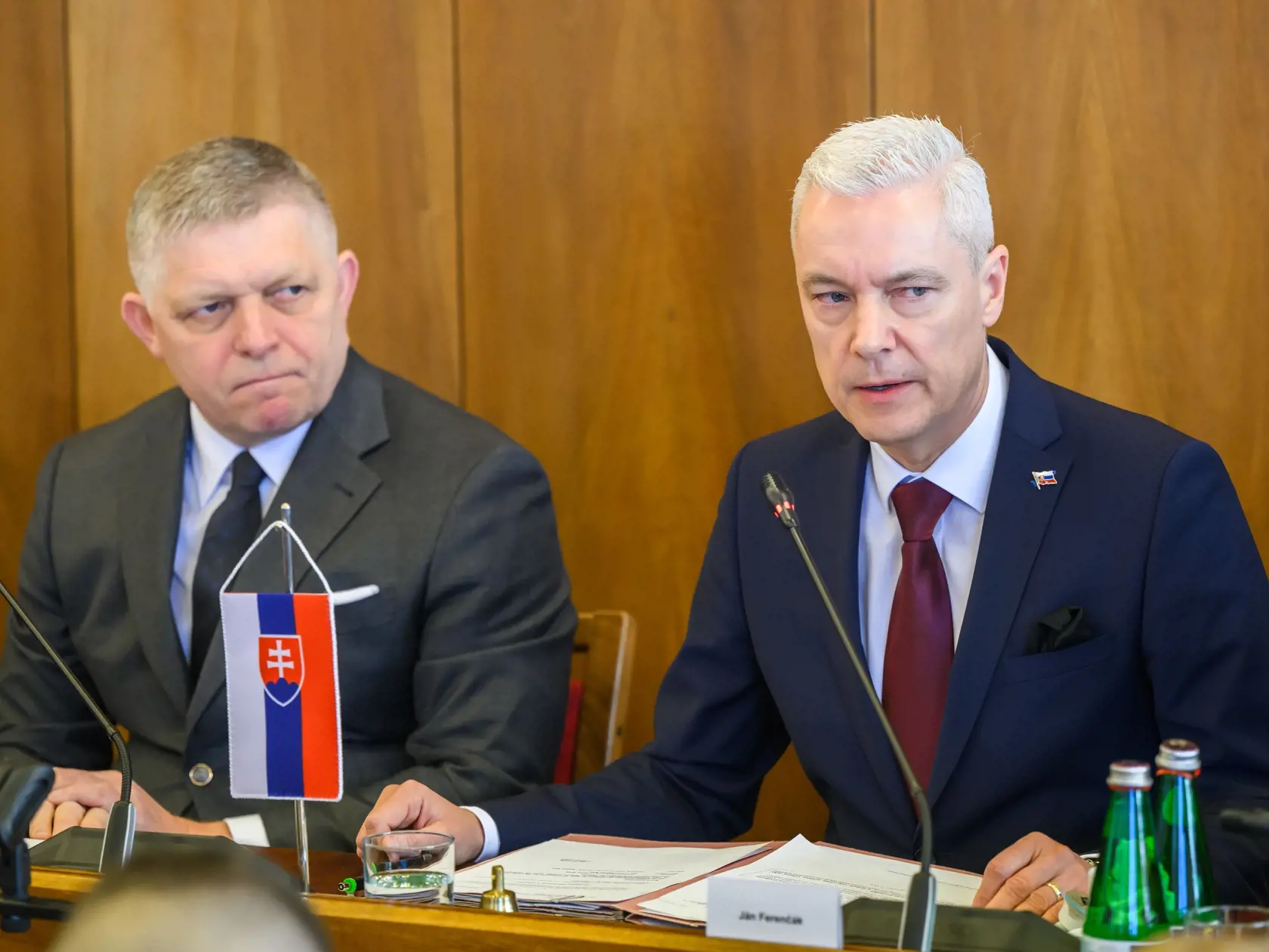 Na snímke zľava predseda vlády SR Robert Fico (SMER-SD) a predseda Výboru NR SR pre európske záležitosti Ján Ferenčák (HLAS-SD) počas Výboru NR SR pre európske záležitosti v Bratislave 10. januára 2025. FOTO TASR - Jaroslav Novák