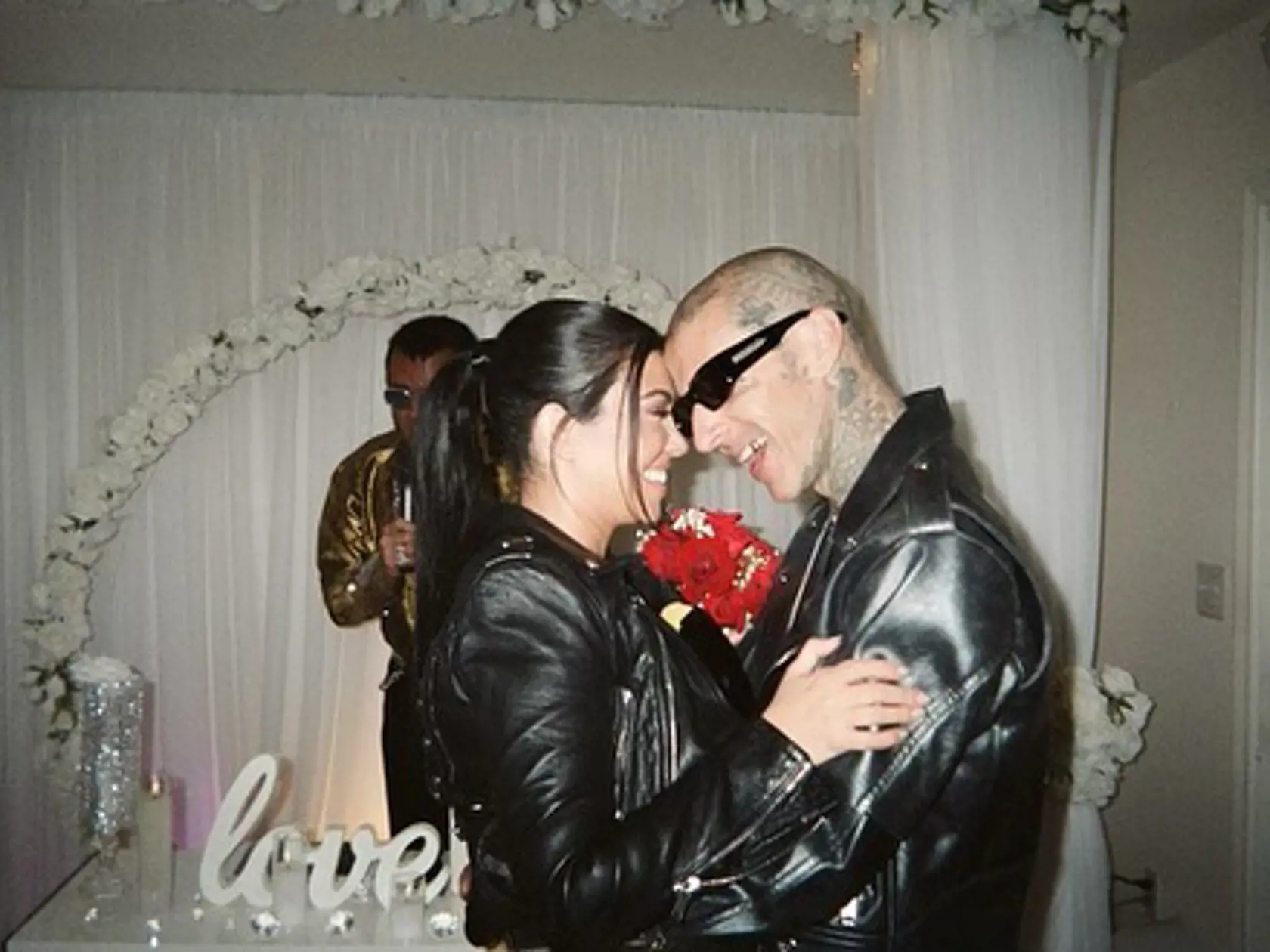 Hviezda sociálnych sietí a reality šou Kourtney Kardashian sa na Instagrame pochválila „epickými“ fotografiami zo svadobného obradu (ak sa to tak vôbec dá nazývať) v Las Vegas, ktoré pripomínajú skôr zábery hollywoodskej komédie.