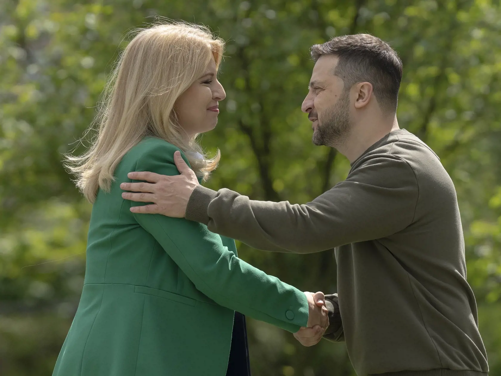 KK41 Kyjev - Slovenská prezidentka Zuzana Čaputová a ukrajinský prezident Volodymyr Zelenskyj si podávajú ruky po tlačovej konferencie v Kyjeve 10. mája 2024. Prezidentka SR Zuzana Čaputová v piatok ráno pricestovala do Kyjeva na rozlúčkovú návštevu Ukrajiny. FOTO TASR/AP
Slovakia's President Zuzana Caputova and Ukraine's President Volodymyr Zelenskyy shake hands at a joint news conference in Kyiv, Ukraine, Friday, May 10, 2024. (AP Photo/Andrew Kravchenko)