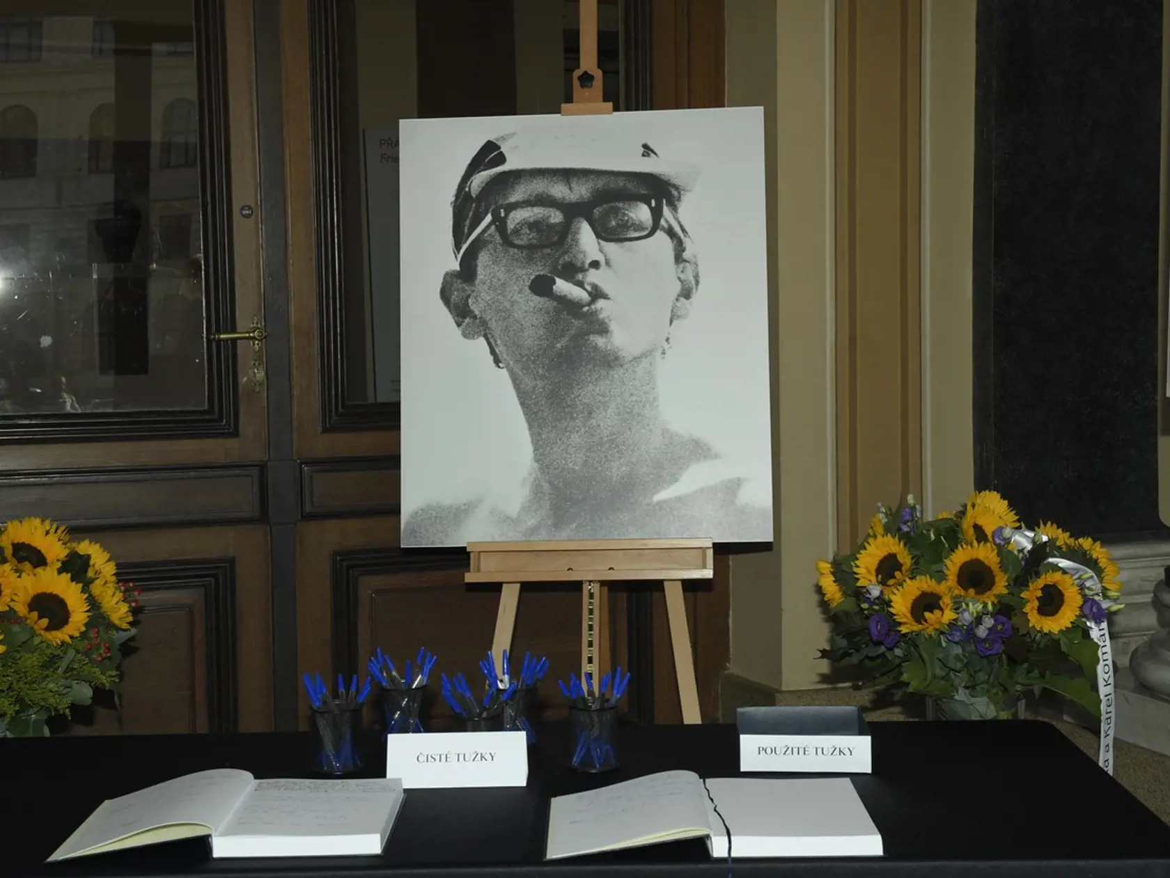 Hoci si umelec verejný pohreb neželal, vdova Olga Menzelová tak rozhodla pre veľký záujem priateľov, kolegov a fanúšikov úspešného filmára.