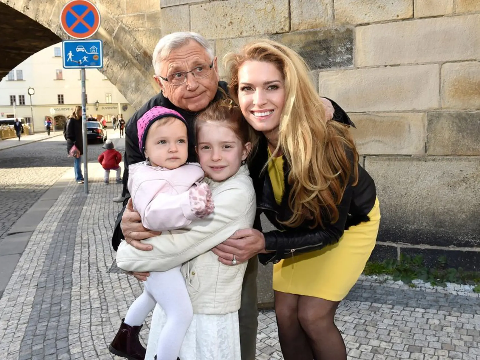 Menzel s manželkou a dcérkami