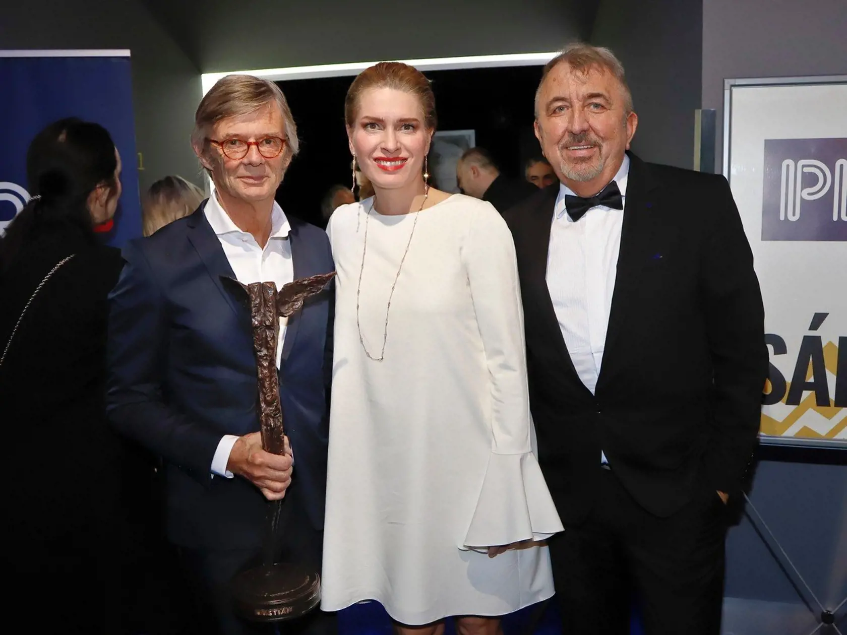 Olga Menzelová prebrala za manžela v marci aj cenu Kristián za celoživotný prínos ku kinematografii. Bolo to počas zakončenia MFF Febiofest v Prahe. Ocenenie získal aj režisér Bille August (vľavo). Vpravo je Fero Fenič.