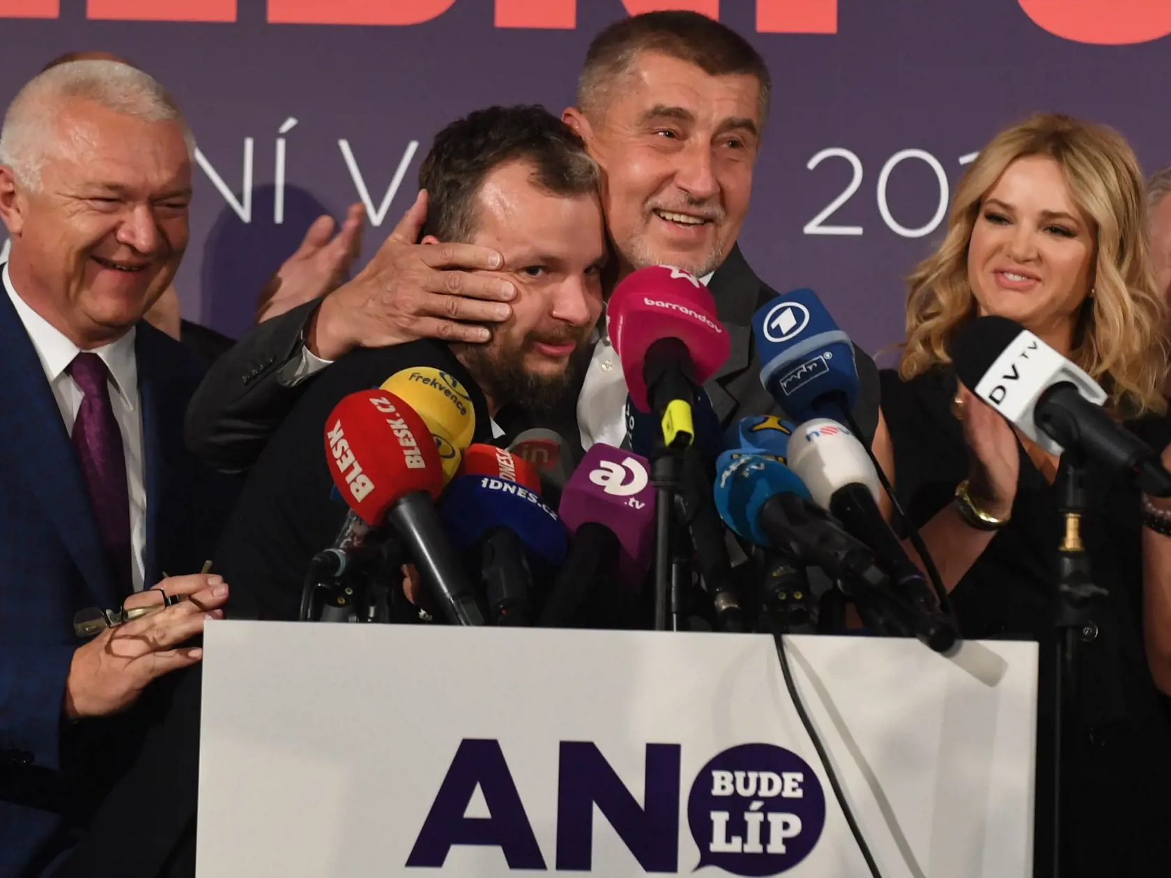 Monika vytýka manželovi, že viac dá na straníckych kolegov ako na ňu.