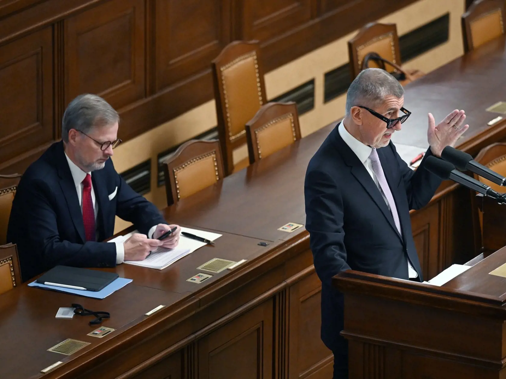 Monike šlo na nervy, že jej manžel sa príliš venuje politike.