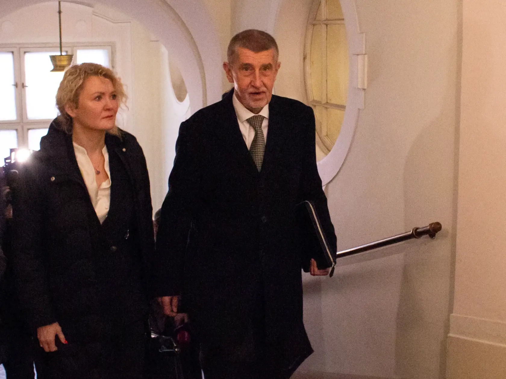 Bývalá manažérka holdingu Agrofert Jana Nagyová a český expremiér Andrej Babiš na Mestskom súde v Prahe, kde začalo opätovné pojednávanie kauzy Čapí hnízdo. Praha, 14. februára 2024. Ani toto Moniku Babišovú nepoložilo.