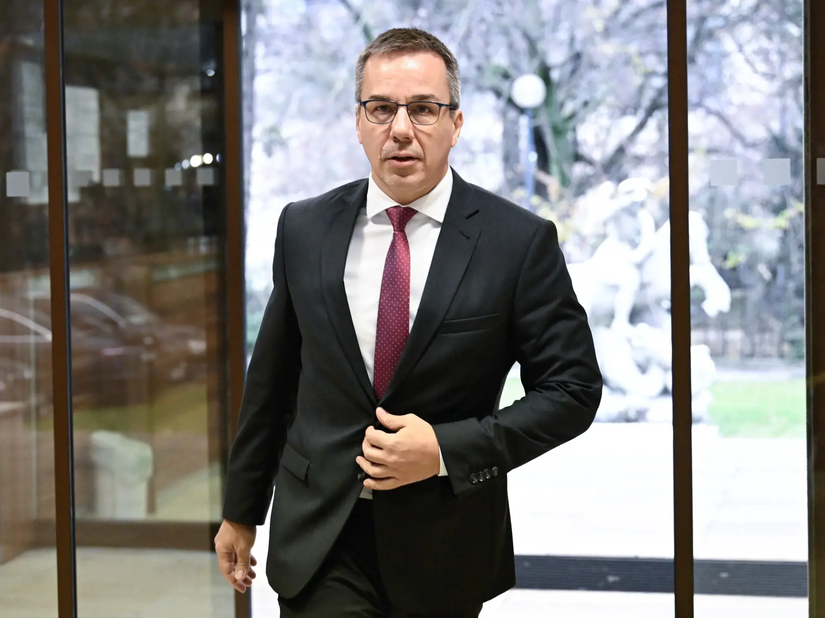 Na snímke minister práce, sociálnych vecí a rodiny SR Erik Tomáš (Hlas-SD) prichádza na 63. rokovanie vlády v nedeľu 8. decembra 2024 v Bratislave.