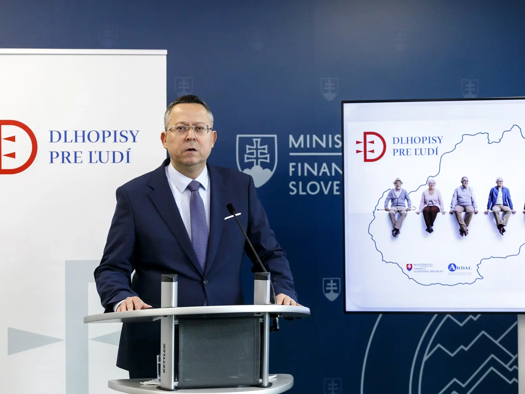 Na snímke minister financií SR Ladislav Kamenický (Smer-SD) počas tlačovej konferencie na tému dlhopisy pre ľudí sú pripravené. V Bratislave 28. februára 2025.