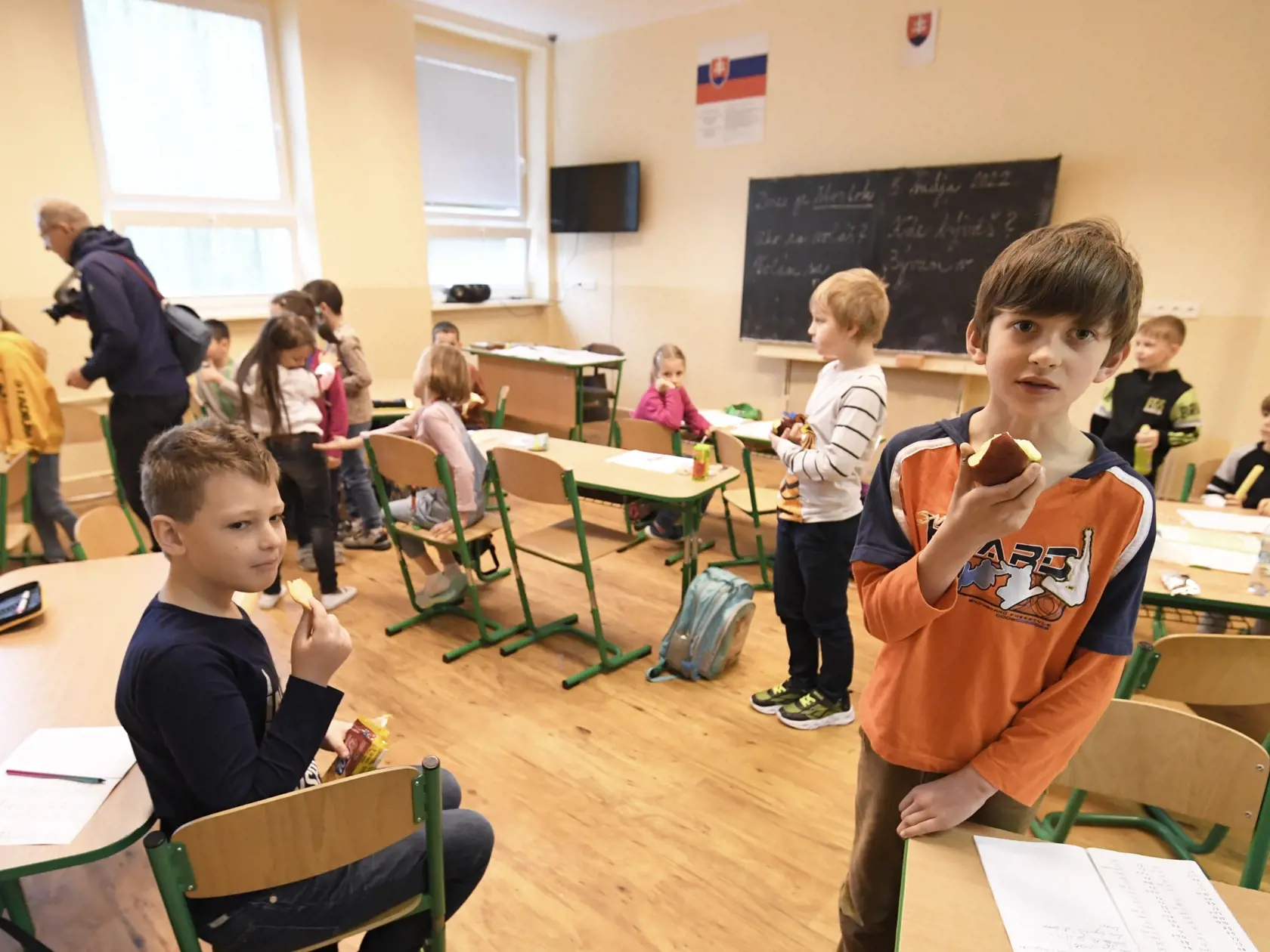Chrípková sezóna robí problémy najmä na školách.