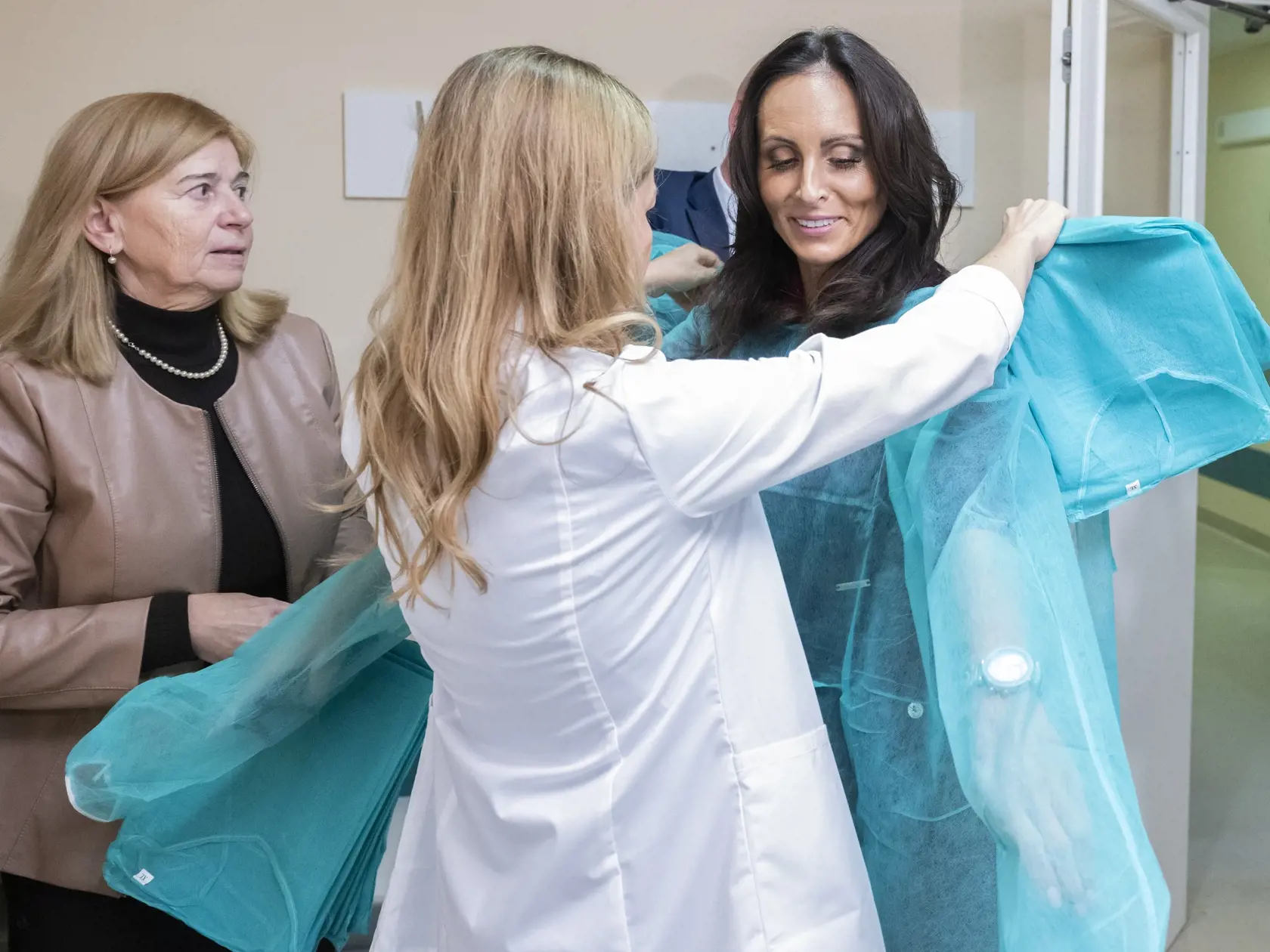 Na snímke ministerka zdravotníctva SR Zuzana Dolinková (HLAS-SD), ktorej pomáhajú obliecť si plášť počas návštevy pracovísk Univerzitnej nemocnice Bratislava (UNB) v piatok 3. novembra 2023.