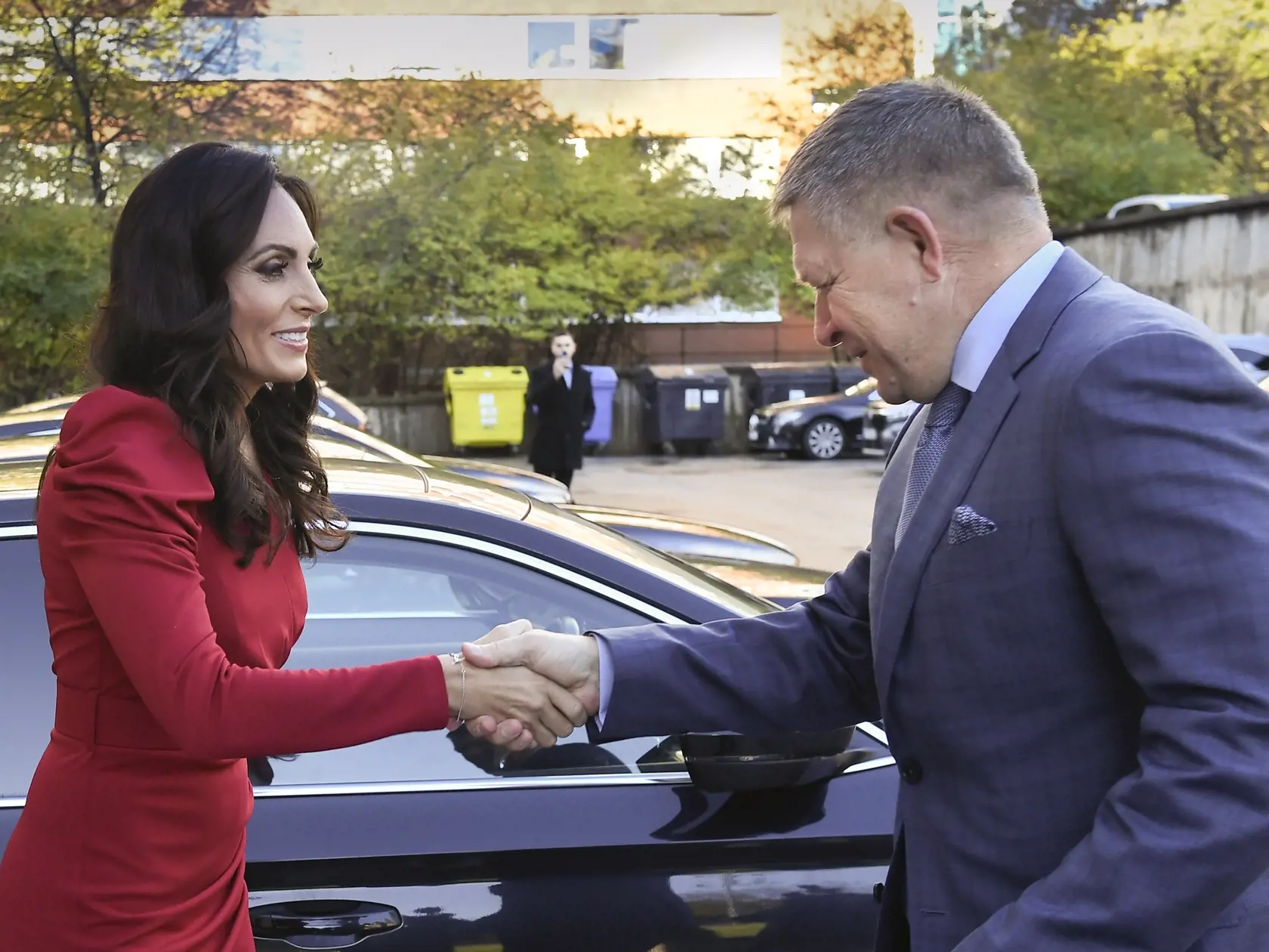 Na snímke vpravo predseda vlády SR Robert Fico (SMER-SD) a ministerka zdravotníctva SR Zuzana Dolinková (HLAS-SD) počas stretnutia na Ministerstve zdravotníctva SR 8. novembra 2023 v Bratislave.