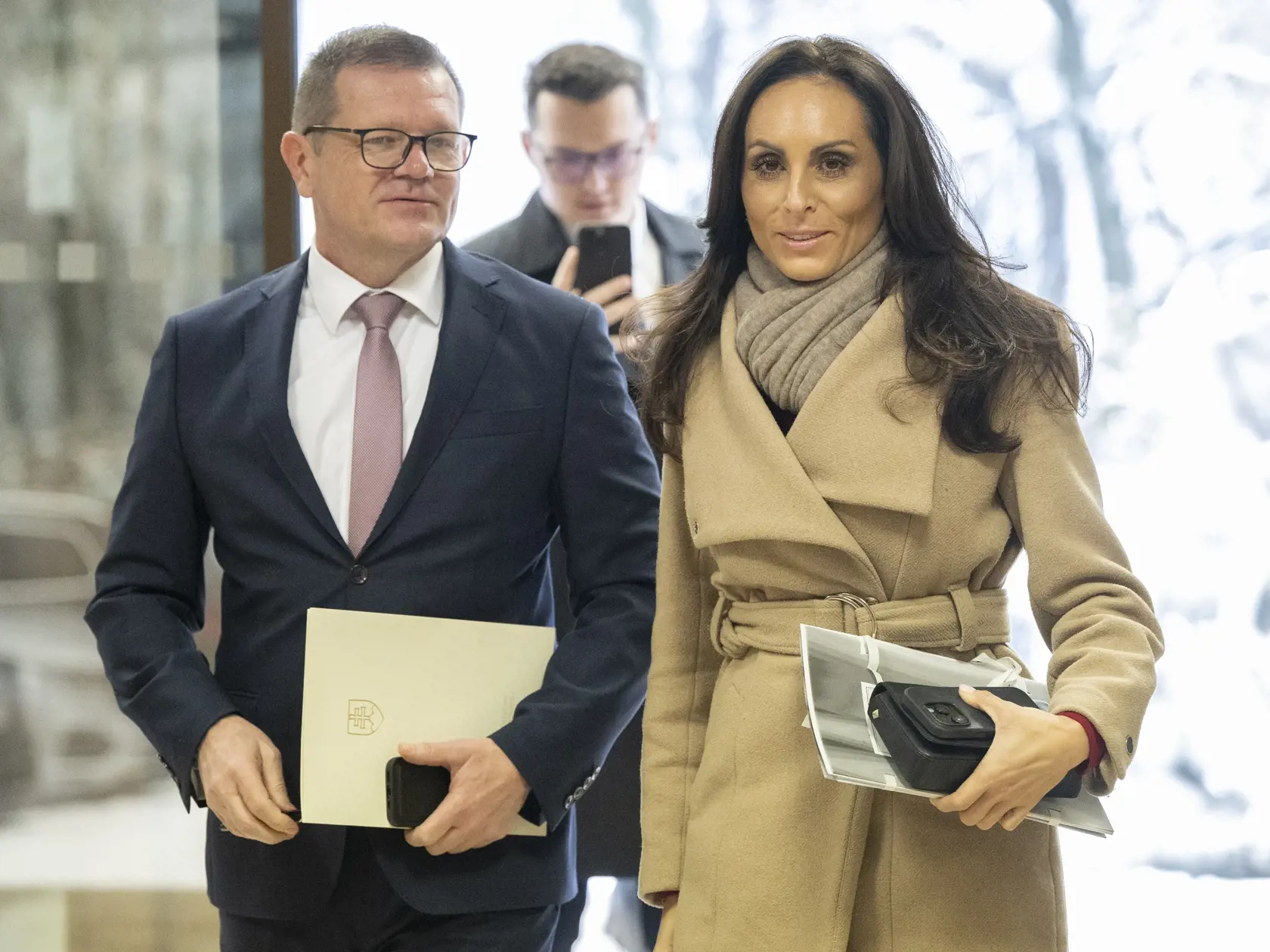 Na snímke sprava ministerka zdravotníctva SR zuzana Dolinková (Hlas-SD) a podpredseda vlády pre Plán obnovy a odolnosti a využívanie eurofondov Peter Kmec (Hlas-SD) prichádzajú na 8. schôdzu vlády SR v stredu 6. decembra 2023 v Bratislave.