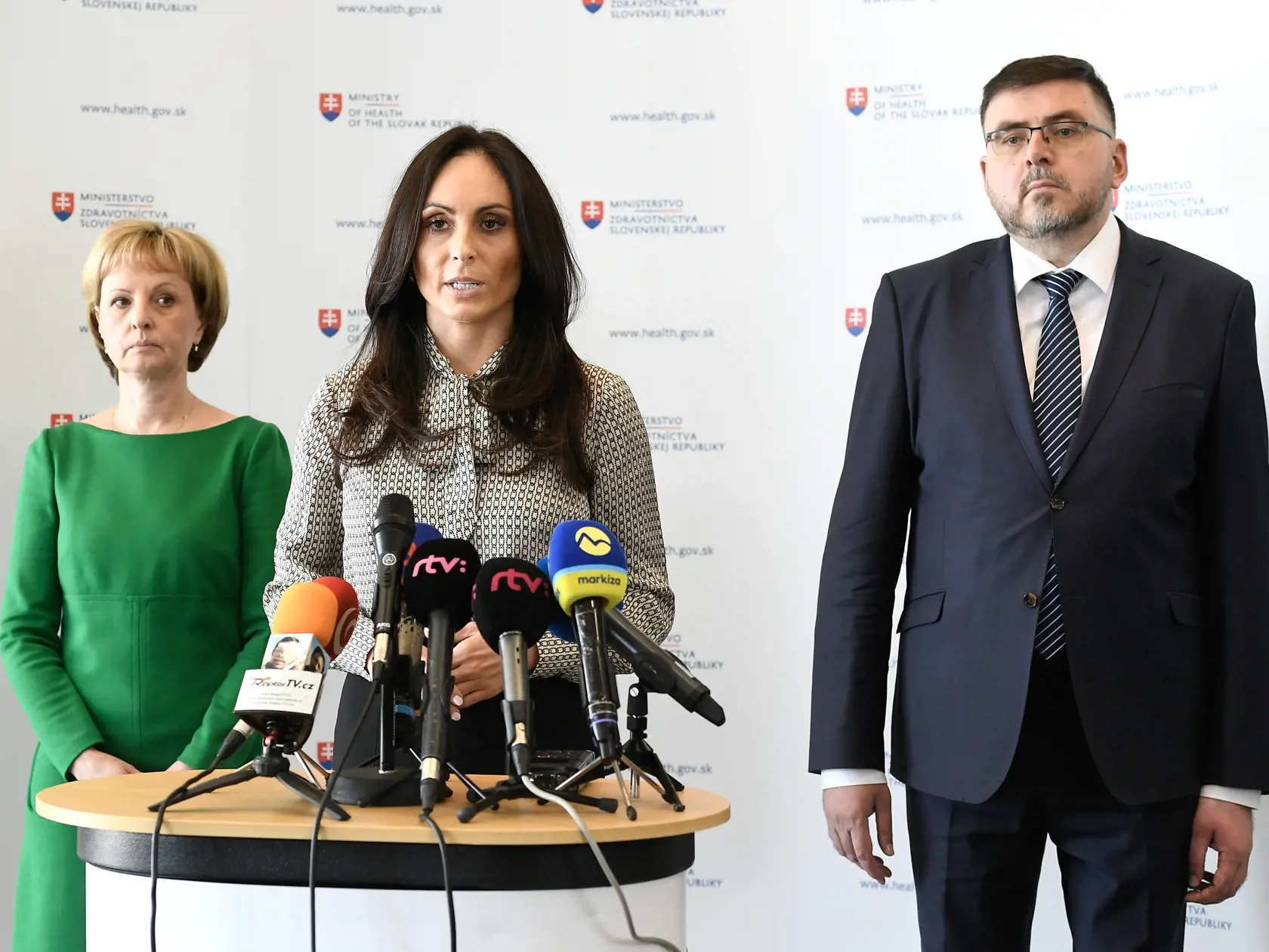 Na snímke uprostred ministerka zdravotníctva SR Zuzana Dolinková, vpravo predseda ZMOS a primátor mesta Partizánske Jozef Božik a vľavo hlavná odborníčka MZ SR pre primárnu pediatriu, prezident SSPPS SLS Elena Prokopová počas brífingu po skončení rokovania so zástupcami ZMOS a so zástupcami primárnych pediatrov k téme ambulantnej pohotovostnej služby 18. marca 2024 v Bratislave. FOTO TASR - Pavel Neubauer







