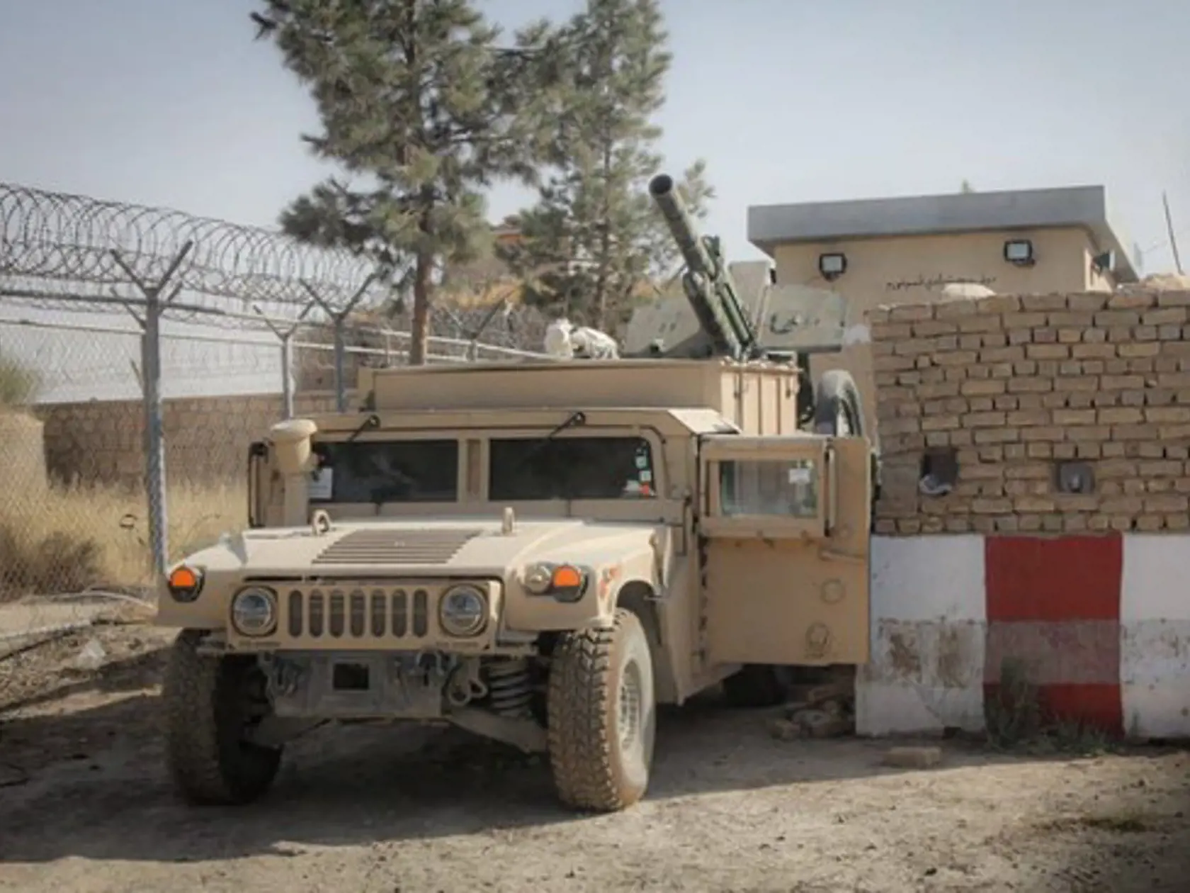 Taliban prakticky ovládol celý Afganistan, v ktorom plánuje vyhlásiť vlastnú vládu.