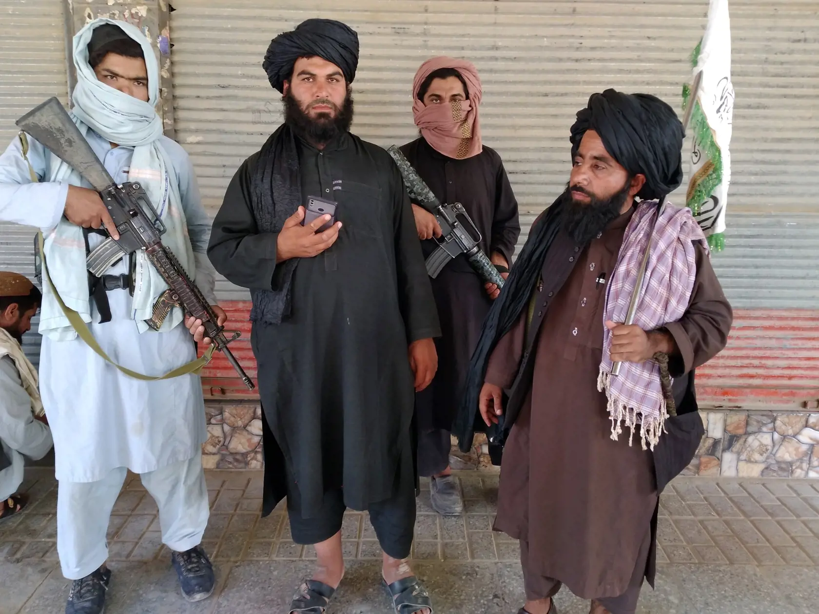 JB 22 Faráh - Bojovníci Talibanu hliadkujú v meste Faráh provincie Faráh, juhozápadne od Kábulu 11. augusta 2021. Islamistické hnutie Taliban obsadilo v stredu mesto Faizábád, metropolu provincie Badachšán, na severe Afganistanu. Ide už deviatu provinčnú metropolu, ktorú Taliban obsadil v priebehu necelého týždňa.
