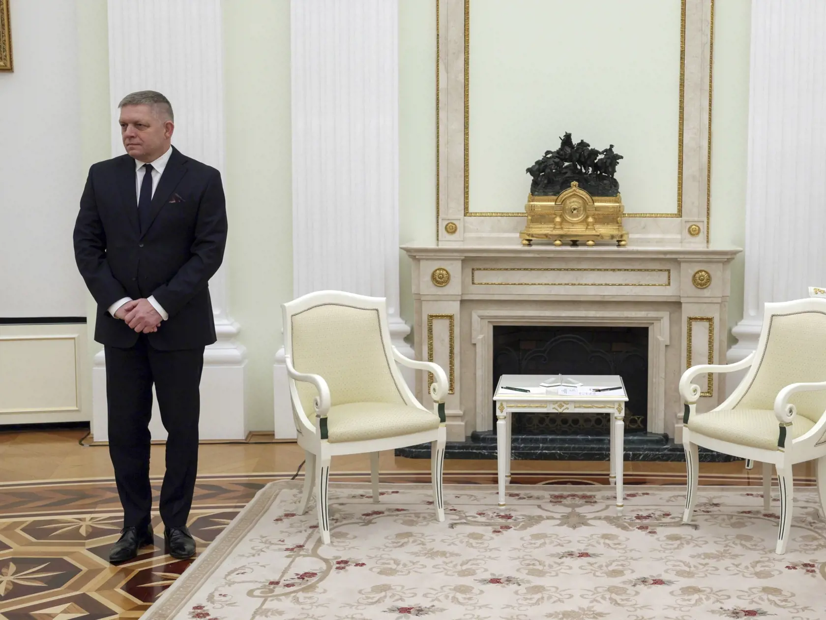 Slovenský premiér Robert Fico čaká na stretnutie s ruským prezidentom Vladimirom Putinom v Moskve 22. decembra 2024.