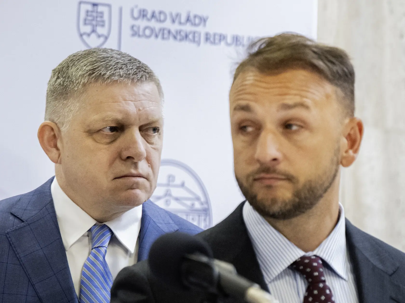 Na snímke zľava predseda vlády SR Robert Fico (Smer-SD) a minister vnútra SR Matúš Šutaj-Eštok (Hlas-SD) počas tlačovej konferencie po mimoriadnej 84. schôdzi vlády SR 31. marca 2025 v Bratislave. FOTO TASR - Martin Baumann
