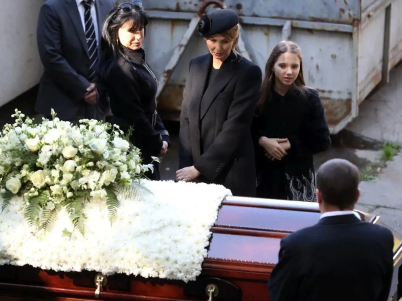Vdova Ivana s dcérkou Nelly v krematóriu.