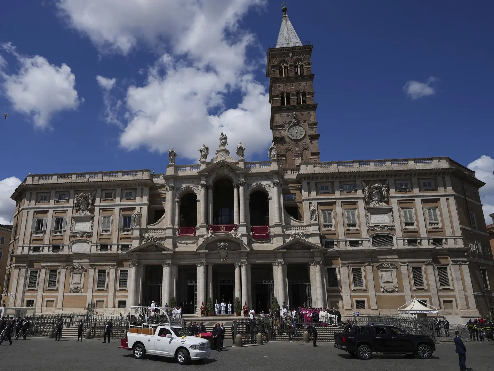 Rakva s telesnými pozostatkami zosnulého pápeža Františka prichádza v papamobile pred Baziliku Panny Márie Väčšej (Santa Maria Maggiore) na konci pohrebného sprievodu, kde pápeža pochovajú. Rakvu s telom zosnulého pápeža Františka v neverejnom obrade uložili v jeho obľúbenej Bazilike Panny Márie Väčšej. Najväčšia rímska mariánska bazilika je od Vatikánu vzdialená asi šesť kilometrov. Rakvu preto do chrámu dopravili papamobilom.