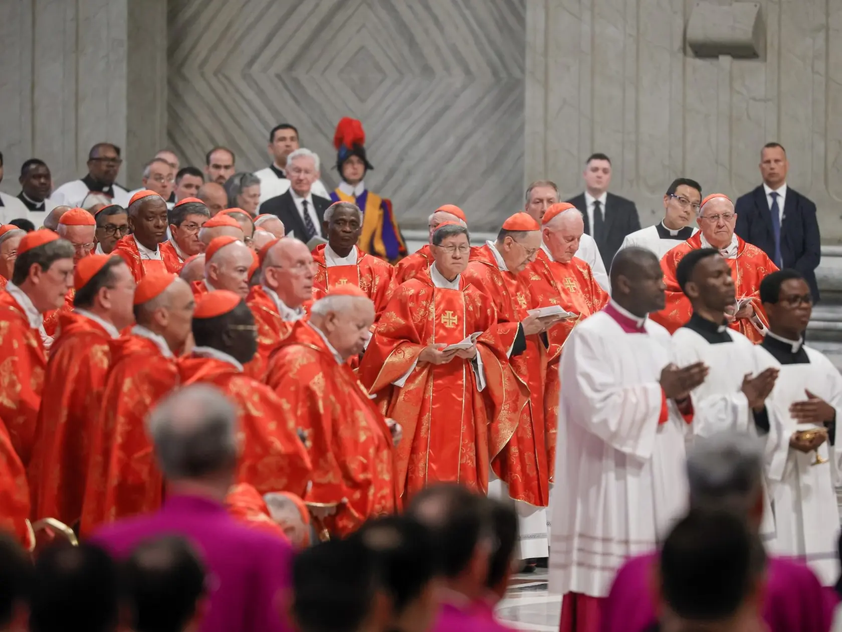 Kardináli počas svätej omše za voľbu pápeža (Pro eligendo Romano Pontifice) v Bazilike sv. Petra.