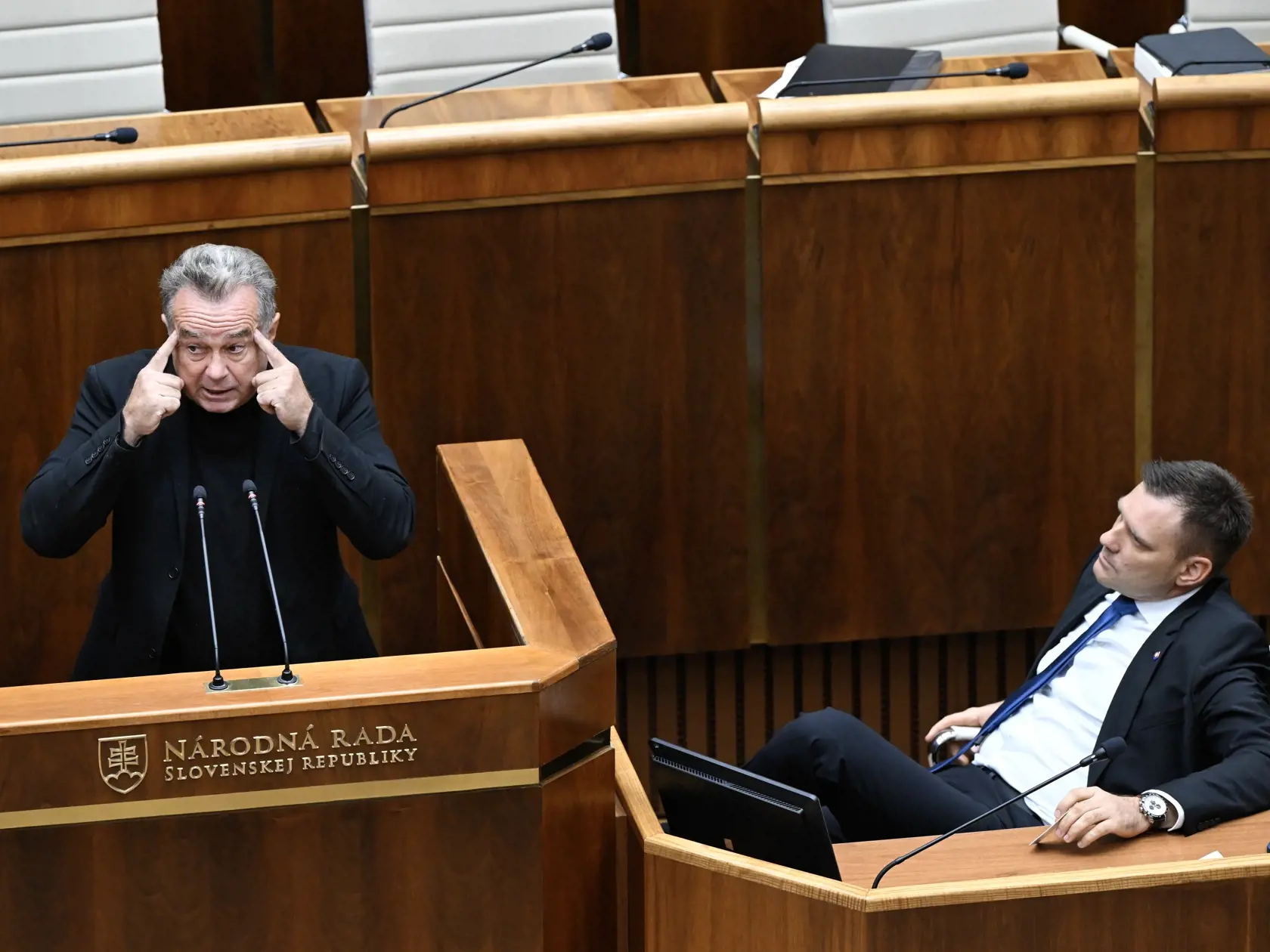 Na snímke zľava opozičný poslanec Jozef Pročko (hnutie Slovensko) a podpredseda vlády a minister životného prostredia SR Tomáš Taraba (nominant SNS) počas 19. schôdze Národnej rady (NR) Slovenskej republiky (SR) v Bratislave v utorok 17. septembra 2024. FOTO TASR - Pavel Neubauer