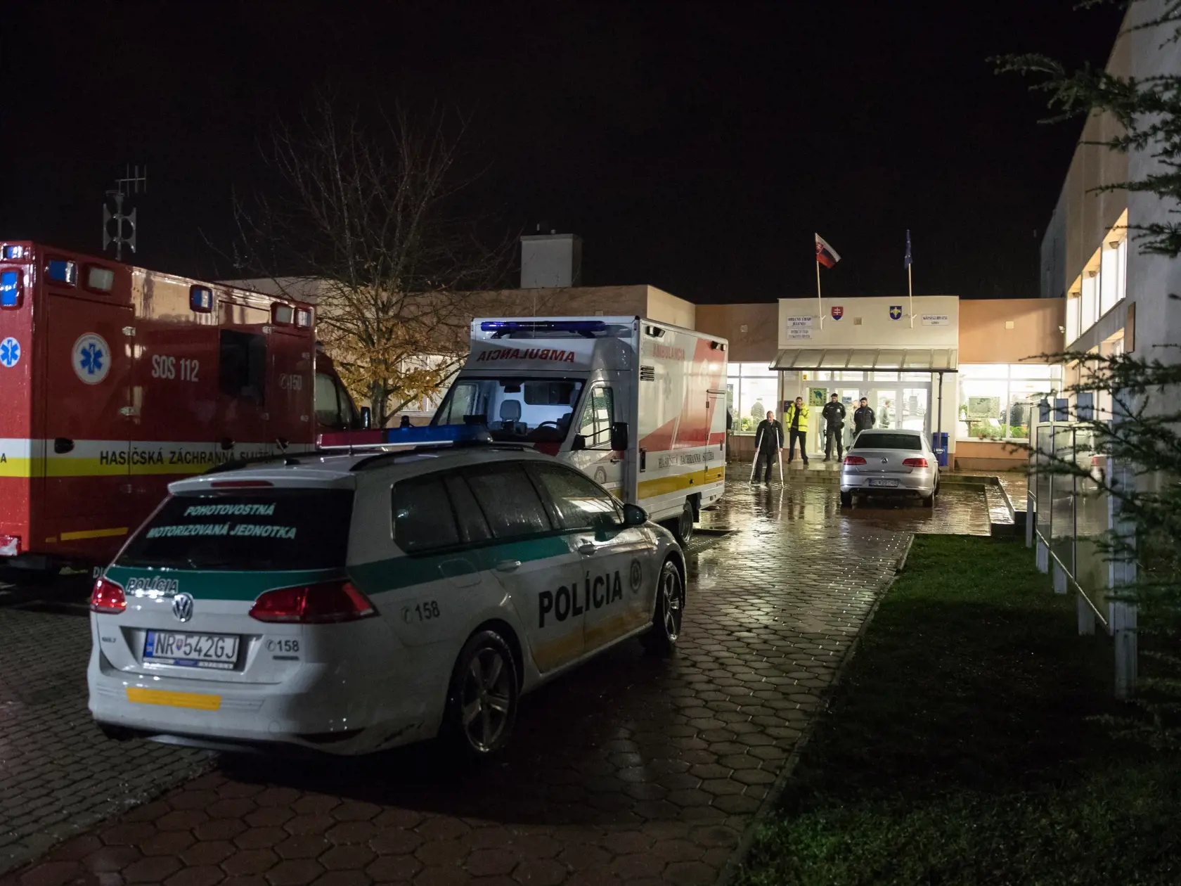 Tragická dobravná nehoda, ku ktorej prišlo na ceste medzi Nitrou a Zlatými Moravcami nedaľeko obce Malanta. Na mieste o život prišlo 12 ľudí a ďalších v kritickom stave odviezli do nitrianskej nemocnice. Na snímke je krízové centrum pre rodiny obetí, ktoré zriadili v kultúrnom stredisku neďalekej obce Jelenec.