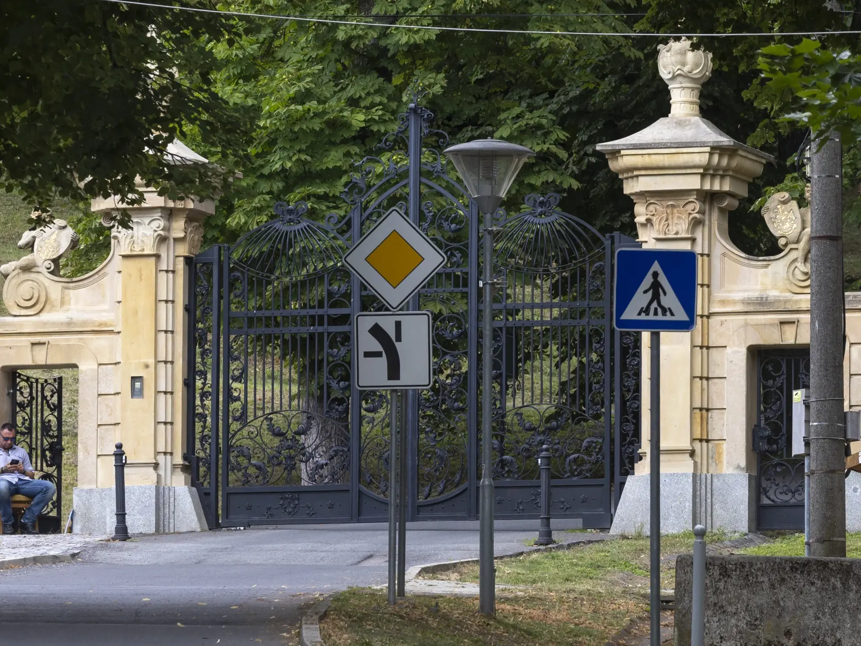 Vstupná brána do haličského zámku bola uzatvorená pre verejnosť už od piatka popoludní.