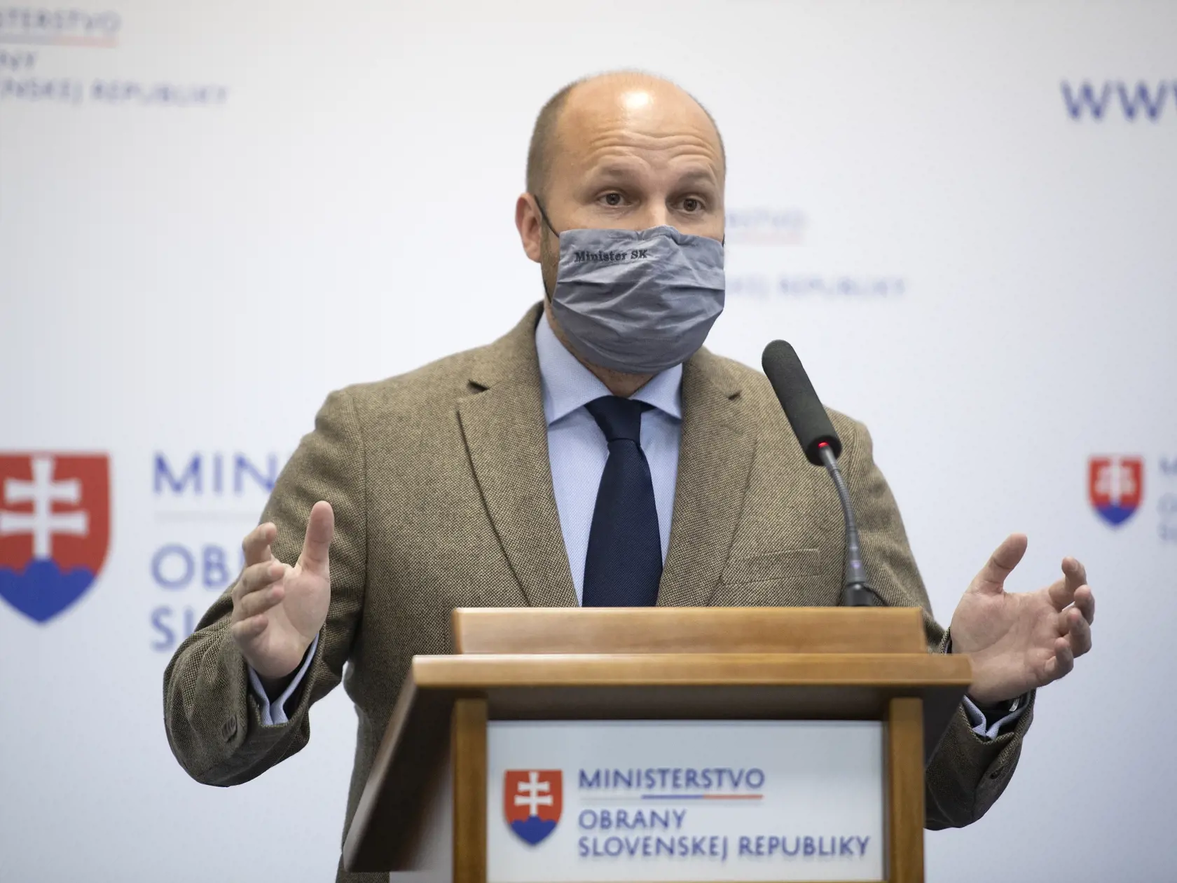 Na snímke minister obrany SR Jaroslav Naď.
V súvislosti s testovaním ministerstvo obrany tiež dôrazne vyzvalo obyvateľov, aby si na certifikáty dávali pozor. V prípade ich straty alebo znehodnotenia im nebudú môcť byť vystavené nové.