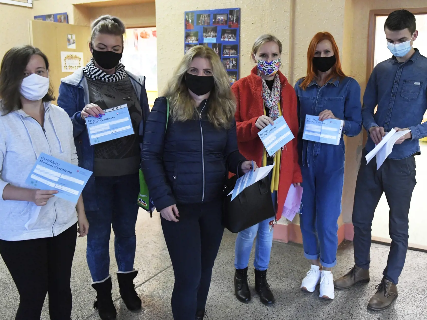 Na snímke učiteľky a učiteľ pózujú s certifikátmi o testovaní na COVID-19 na ZŠ Hroncova. Košice, 3. novembra 2020. FOTO TASR - František Iván
