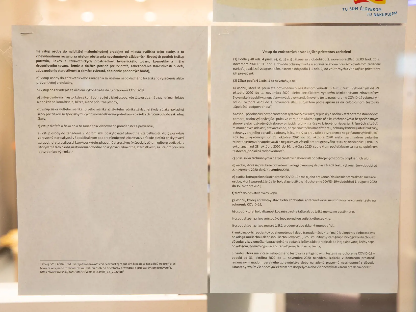 Na snímke je nové pravidlo. Na vstup do obchodov je potrebné mať pri sebe certifikát s negatívnym výsledkom testu na Covid-19. 
