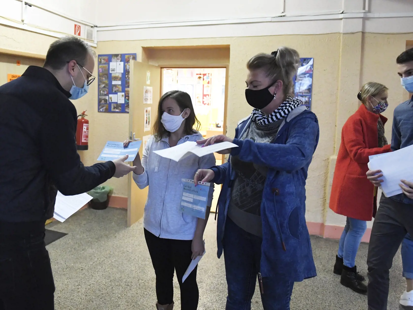 Na snímke riaditeľ ZŠ Hroncova kontroluje certifikáty učiteľov o testovaní na COVID-19. Košice, 3. novembra 2020. FOTO TASR - František Iván