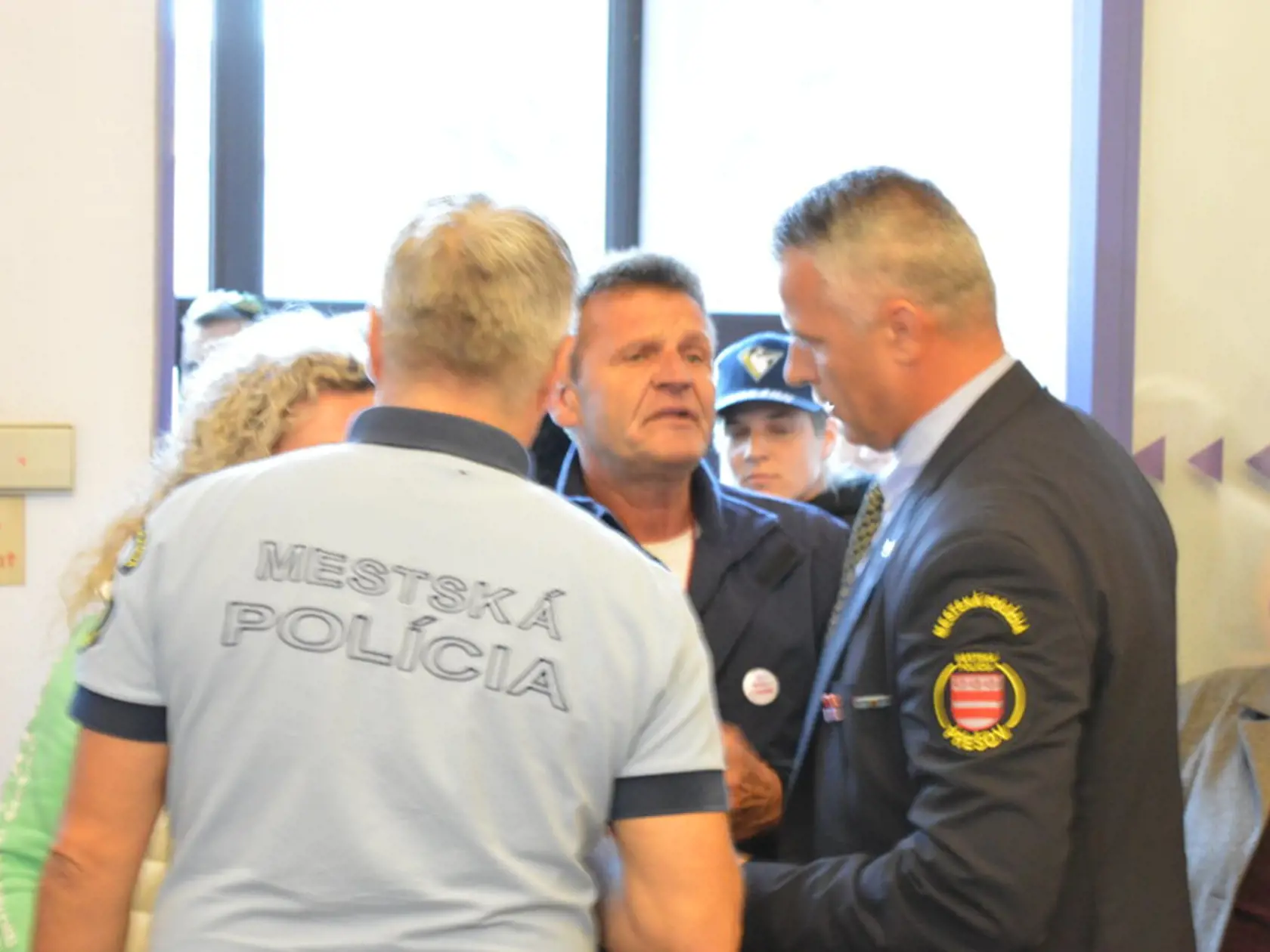 Mestské zastupiteľstvo v Prešove. Prišli rozvášnení ľudia a zasahovala aj mestská polícia.