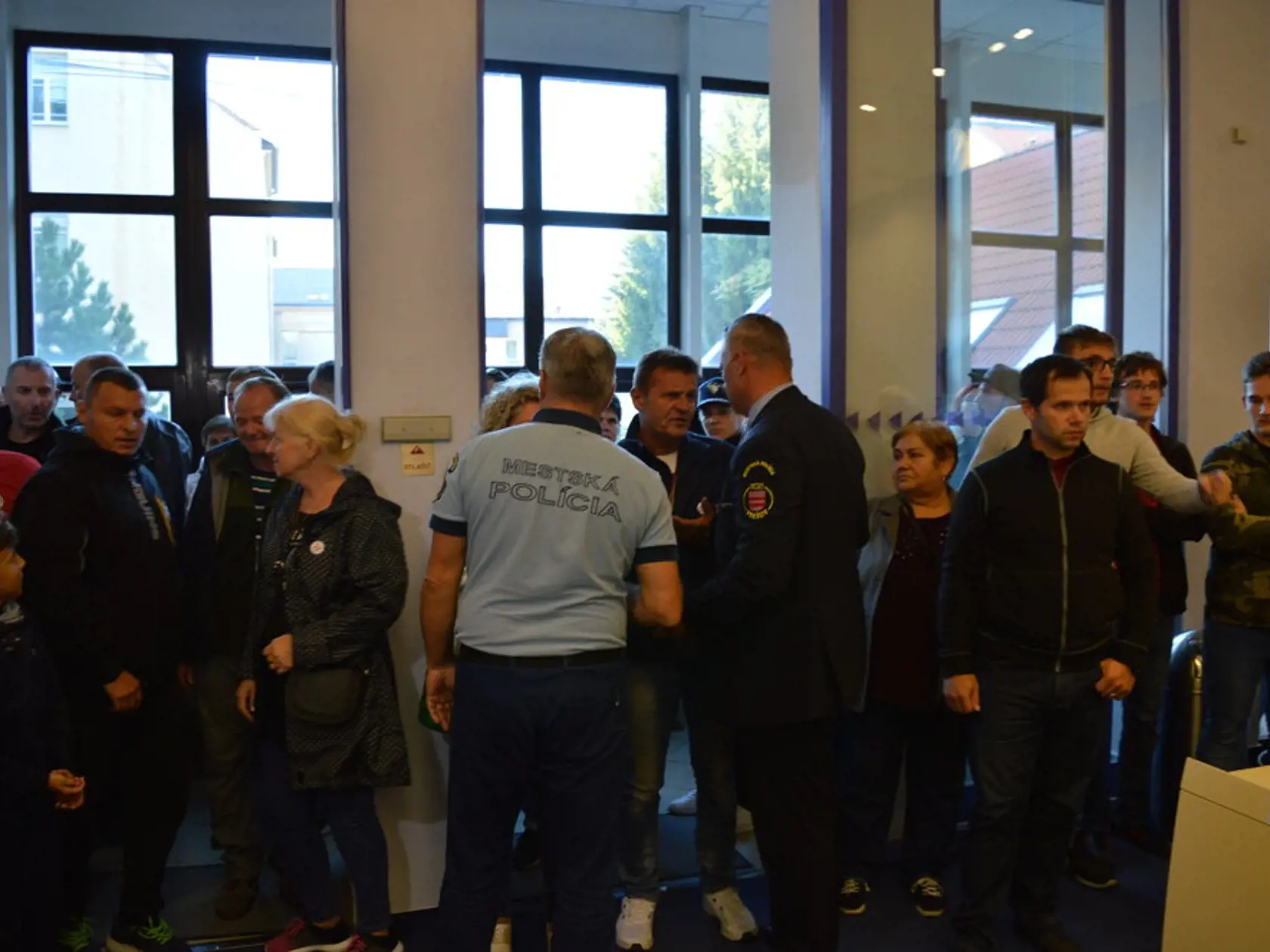 Mestské zastupiteľstvo v Prešove. Prišli rozvášnení ľudia a zasahovala aj mestská polícia.