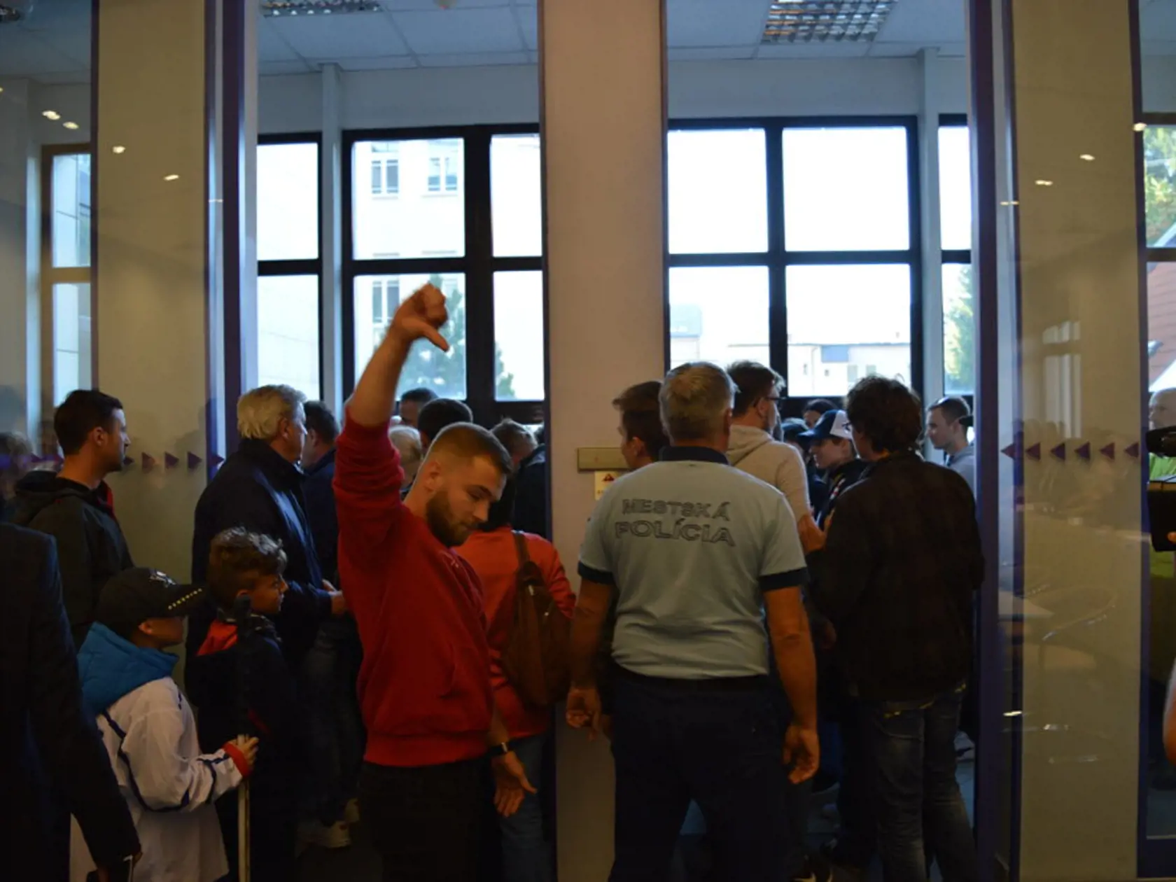 Mestské zastupiteľstvo v Prešove. Prišli rozvášnení ľudia a zasahovala aj mestská polícia.