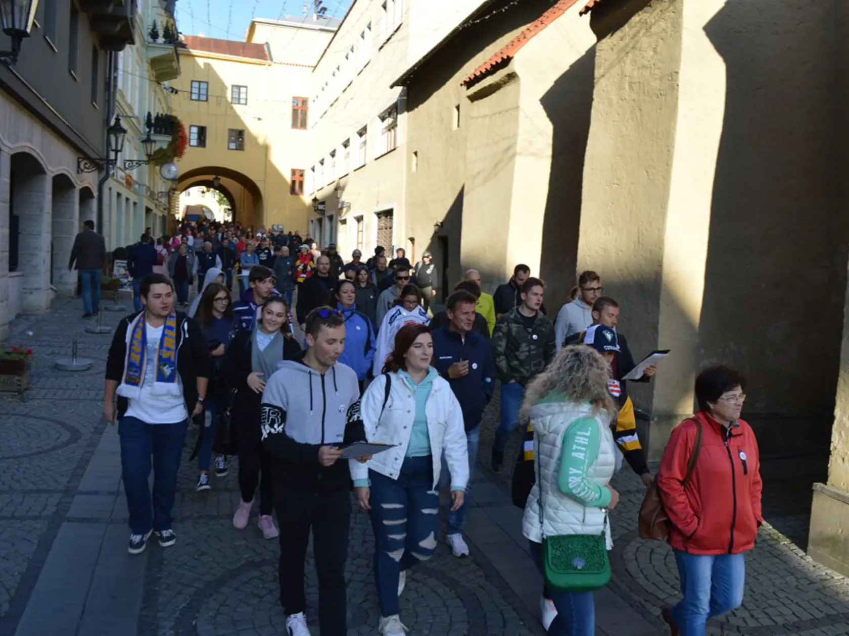 Mestské zastupiteľstvo v Prešove. Prišli rozvášnení ľudia a zasahovala aj mestská polícia.