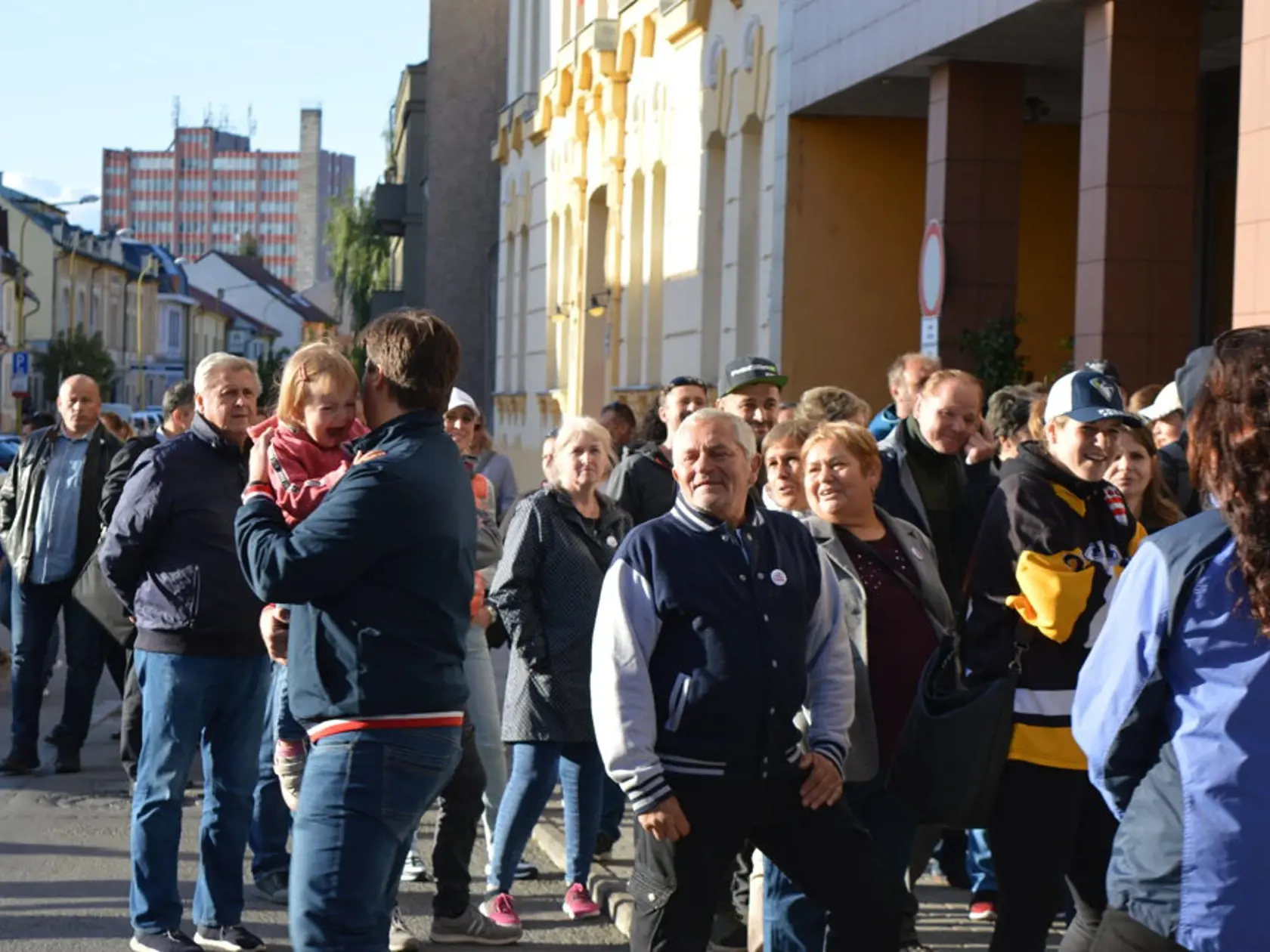 Mestské zastupiteľstvo v Prešove. Prišli rozvášnení ľudia a zasahovala aj mestská polícia.