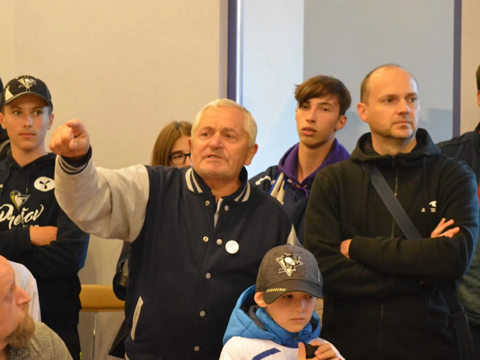 Mestské zastupiteľstvo v Prešove. Prišli rozvášnení ľudia a zasahovala aj mestská polícia.