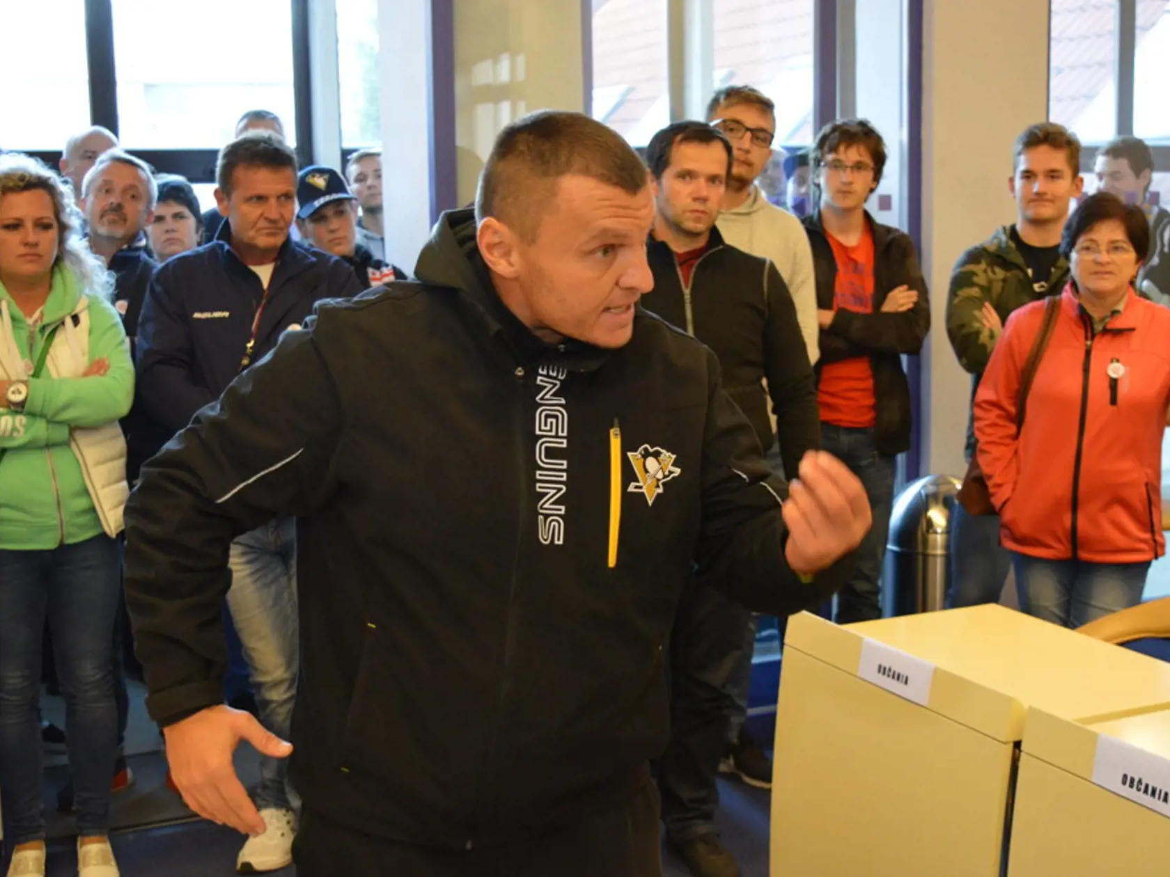 Mestské zastupiteľstvo v Prešove. Prišli rozvášnení ľudia a zasahovala aj mestská polícia.