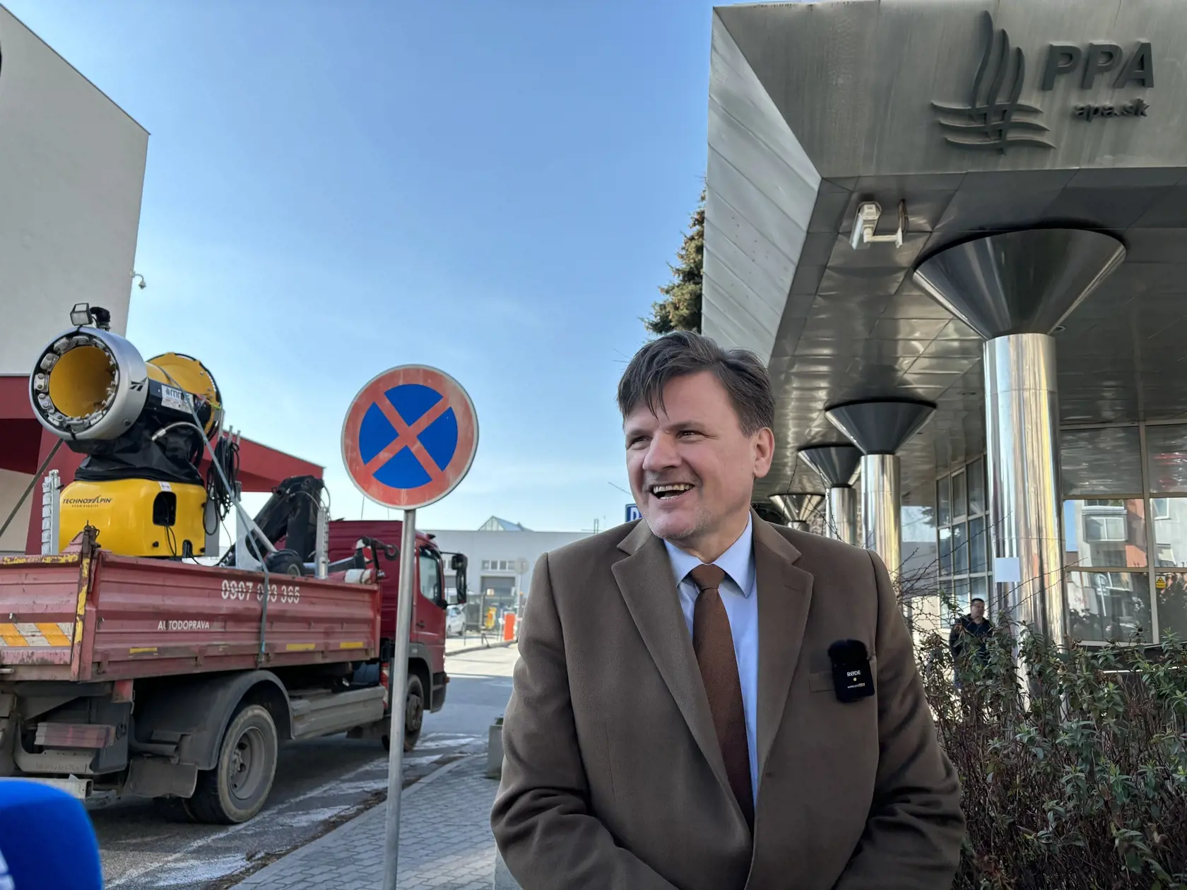 Alojz Hlina pred bratislavskou budovou Pôdohospodárskej platobnej agentúry (PPA), pred ktorú priviezol snežné delo.