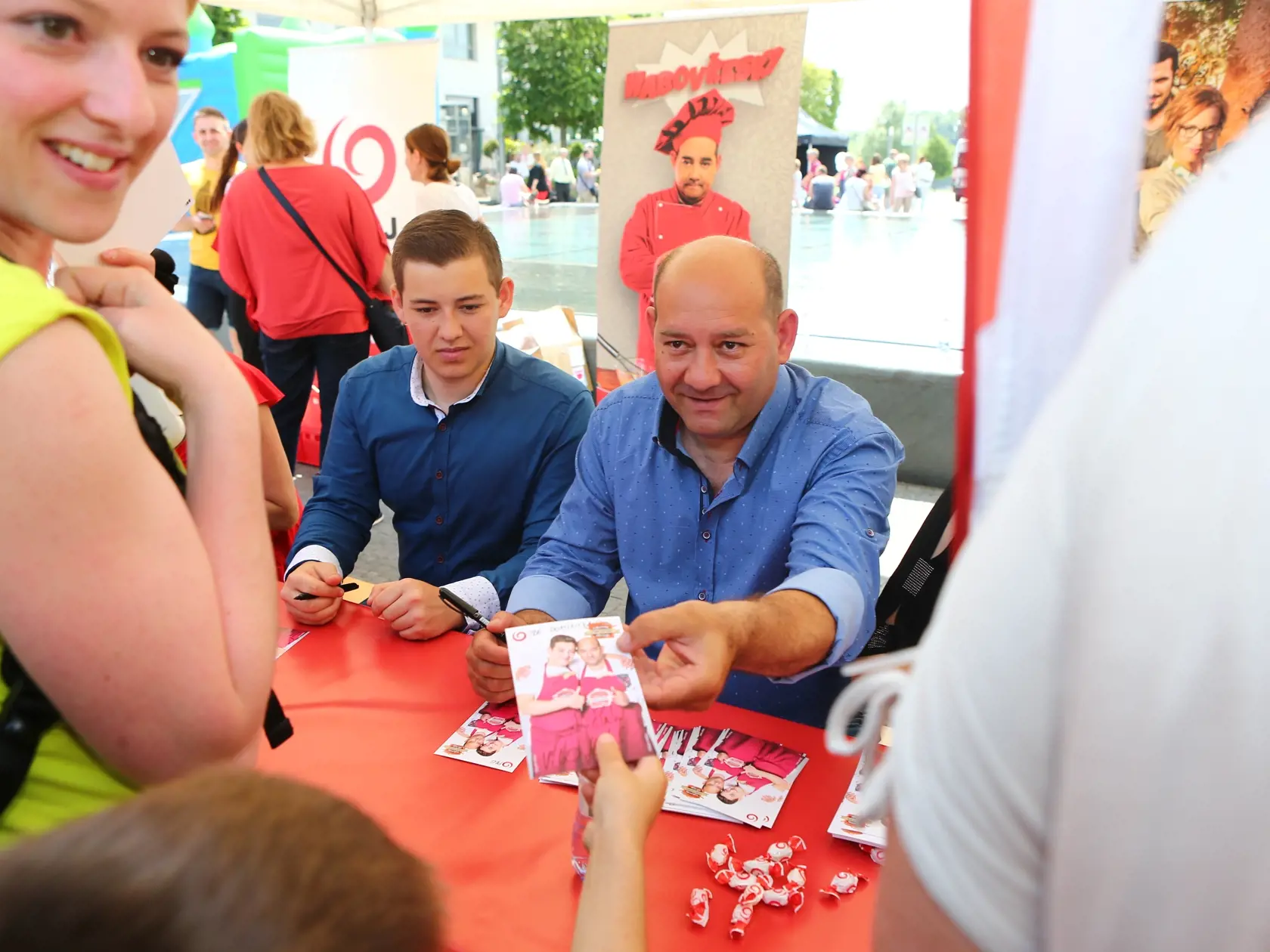 Archív: Na oslava medzinárodného dna deti v OC Eurovea prišiel aj kuchár Vilo Habo so synom Davidom.