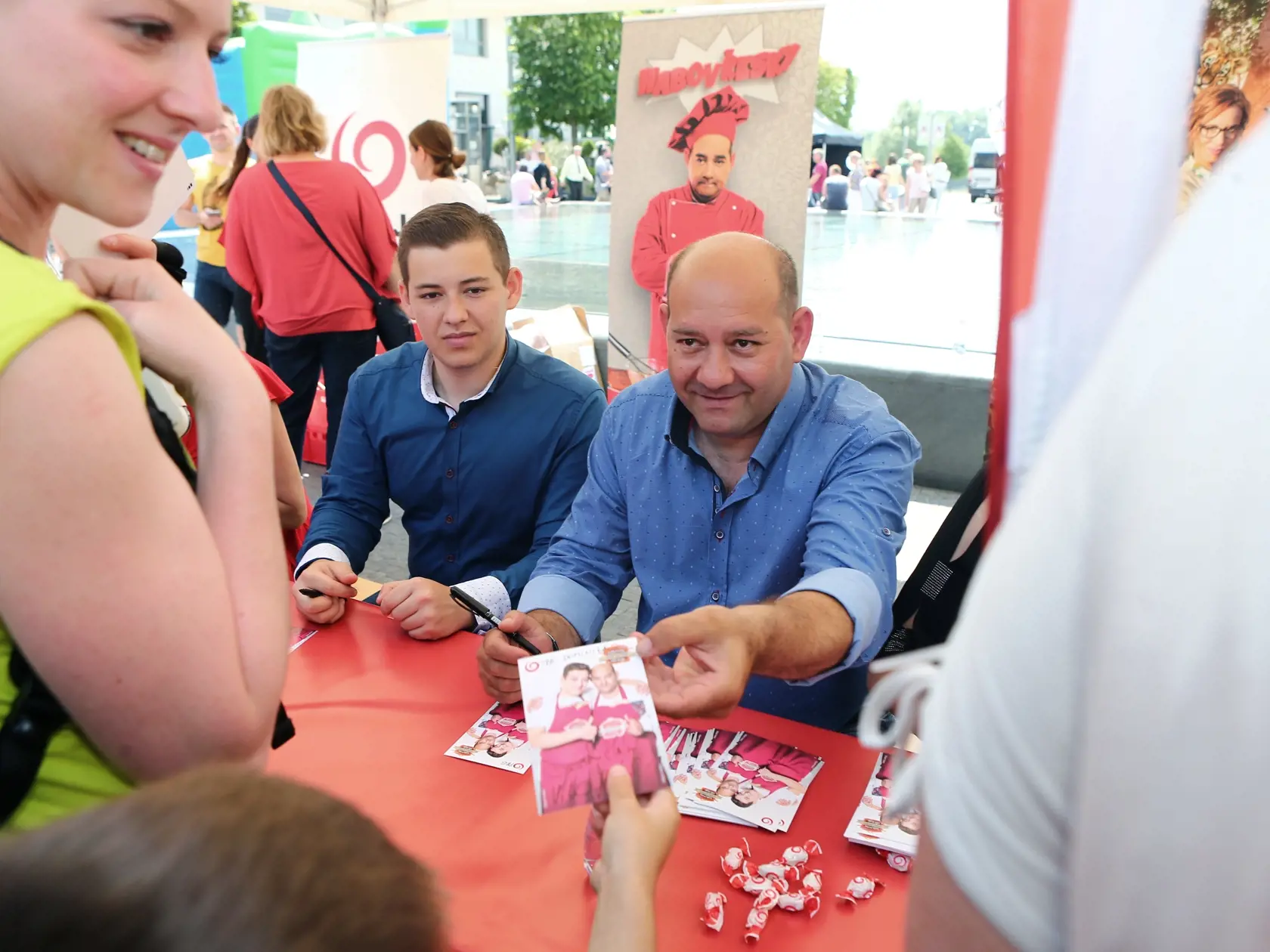 Archív: Na oslava medzinárodného dna deti v OC Eurovea prišiel aj kuchár Vilo Habo so synom Davidom.