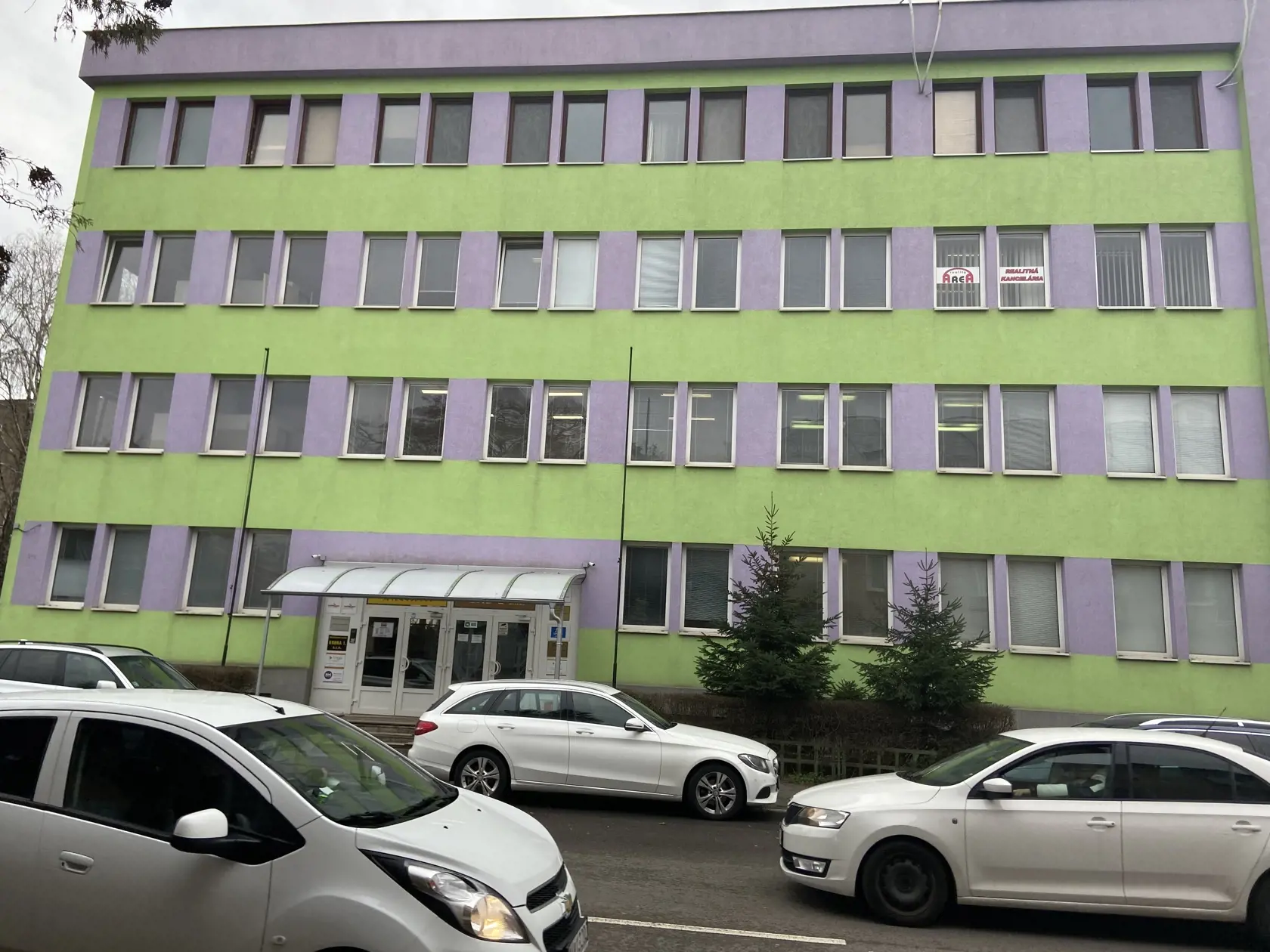 Domáci sa spoliehajú na to, že kamery zachytili tvár vraha a verejnosť po zverejnení jeho tváre pomôže polícii agresora vypátrať.