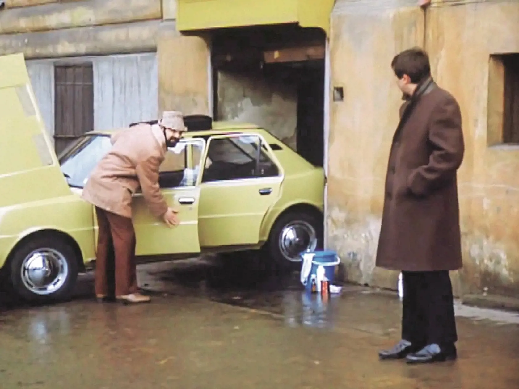 Stěrače stírají: Legendárny bonmot z filmu Vrchní, prchni naozaj raz Svěrák začul na parkovisku.