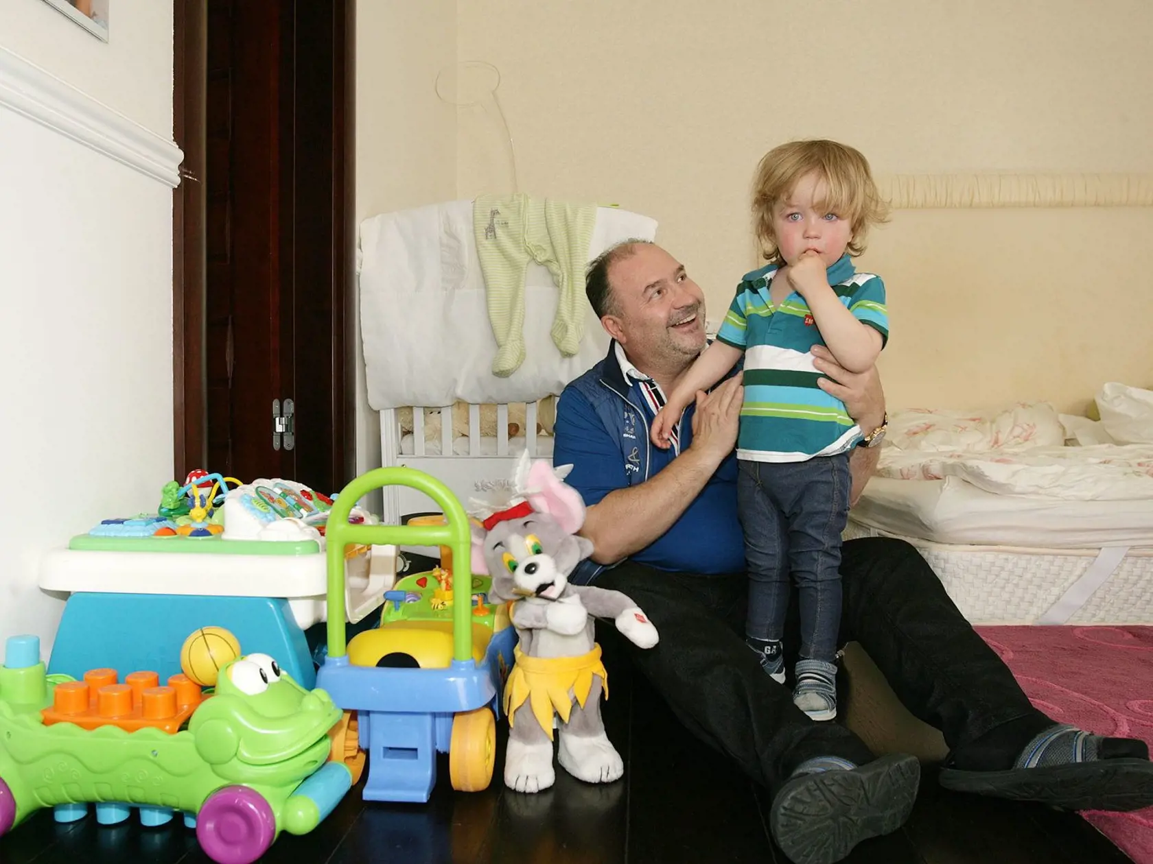 Kocour plyšák hraje po zmáčknutí jeden