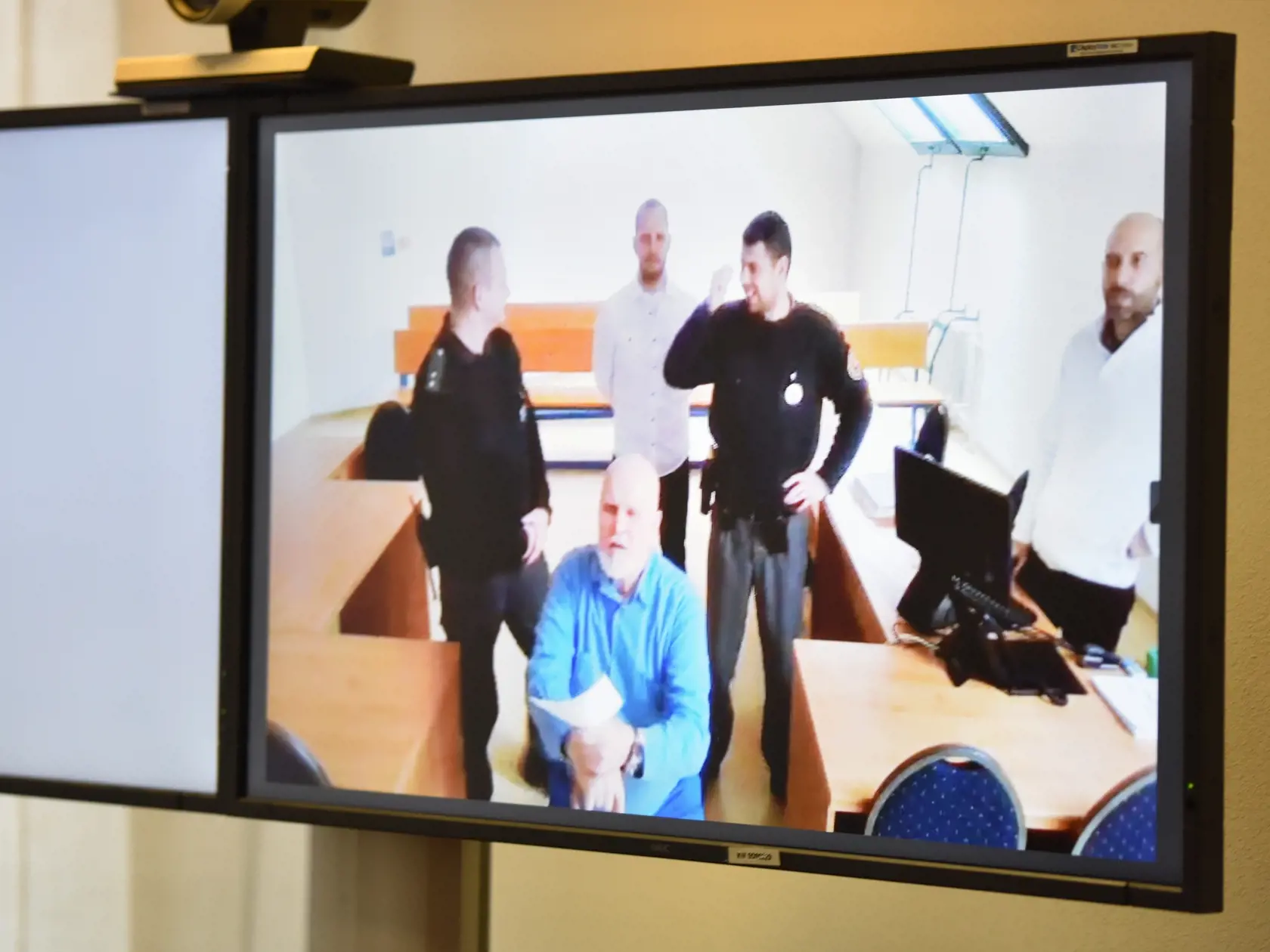 Na snímke v popredí v modrom odsúdený Ján Molnár, ktorý žiadal o podmienečné prepustenie. Pojednávanie sa uskutočnilo formou telemostu na Okresnom súde v Trnave dňa 9. januára 2020. Molnár a jeho komplic Ľubor Masár boli po Nežnej revolúcii prví, ktorých odsúdili na doživotie za brutálnu vraždu, a to Holanďanky Gabrielly Widdershovenovej–Groenovej. FOTO TASR - Lukáš Grinaj