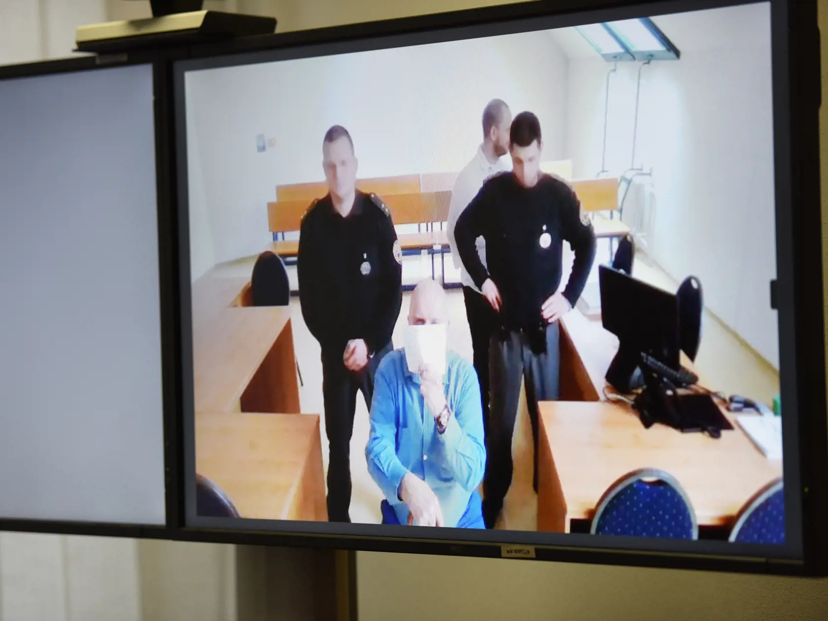 Na snímke v popredí v modrom odsúdený Ján Molnár, ktorý žiadal o podmienečné prepustenie. Pojednávanie sa uskutočnilo formou telemostu na Okresnom súde v Trnave dňa 9. januára 2020. Molnár a jeho komplic Ľubor Masár boli po Nežnej revolúcii prví, ktorých odsúdili na doživotie za brutálnu vraždu, a to Holanďanky Gabrielly Widdershovenovej–Groenovej. FOTO TASR - Lukáš Grinaj