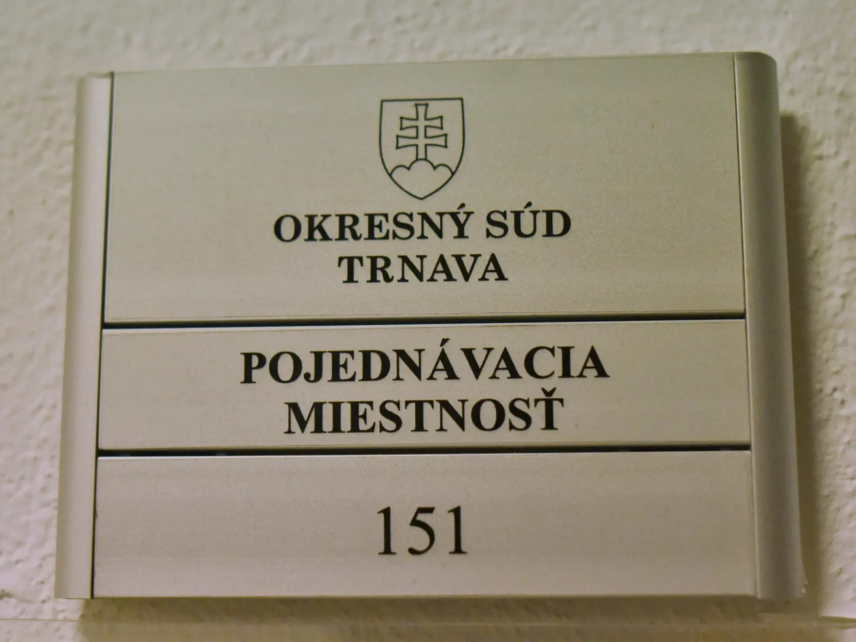 Na snímke tabuľka označujúca pojednávaciu miestnosť, v ktorej sa uskutočnilo pojednávanie formou telemostu s odsúdeným Jánom Molnárom, ktorý žiadal o podmienečné prepustenie. Molnár a jeho komplic Ľubor Masár boli po Nežnej revolúcii prví, ktorých odsúdili na doživotie za brutálnu vraždu, a to Holanďanky Gabrielly Widdershovenovej–Groenovej. V Trnave dňa 9. januára 2020. FOTO TASR - Lukáš Grinaj
