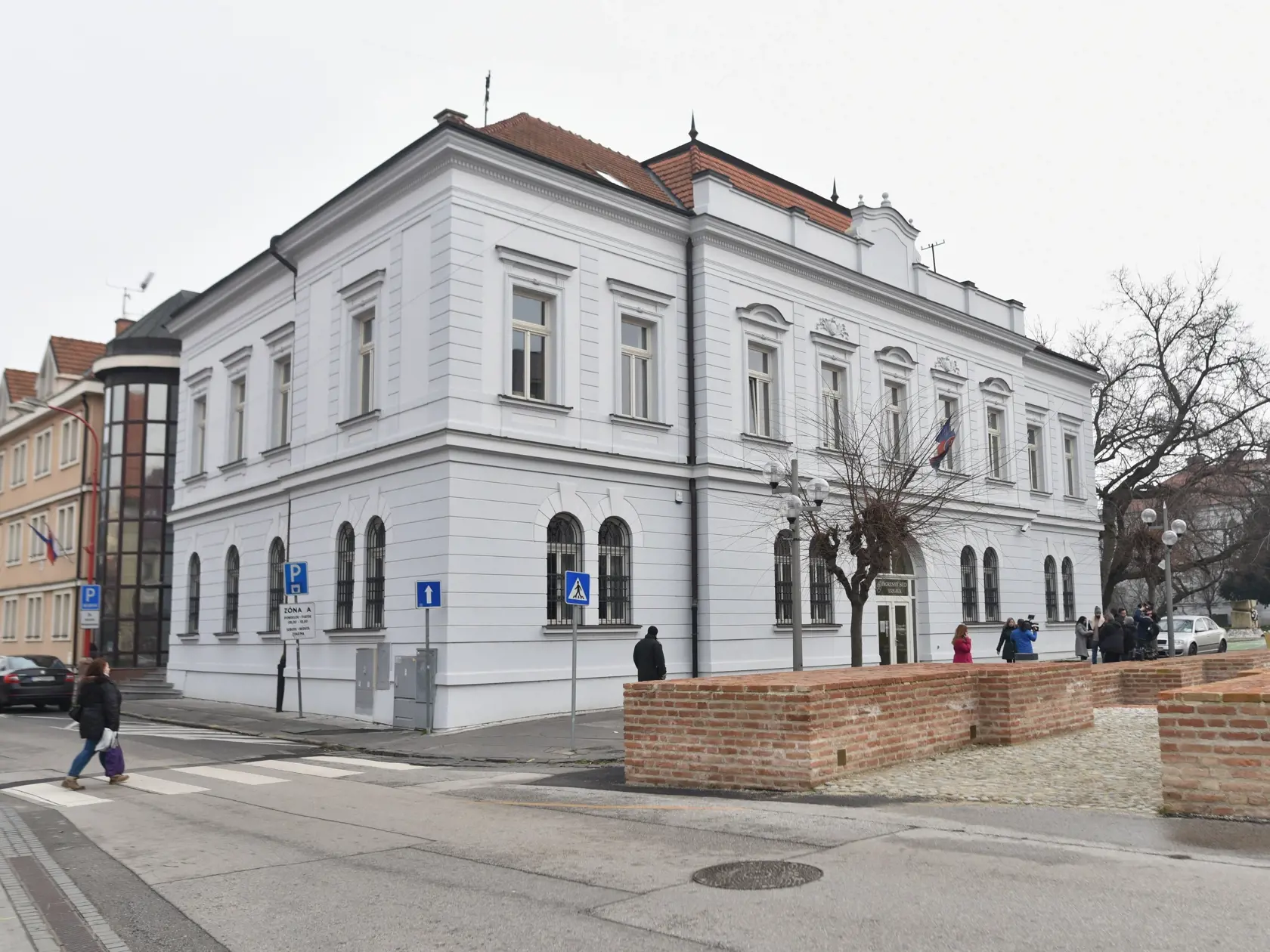 Na snímke budova Okresného súdu v Trnave, miesto pojednávania formou telemostu s odsúdeným Jánom Molnárom, ktorý žiadal o podmienečné prepustenie. Molnár a jeho komplic Ľubor Masár boli po Nežnej revolúcii prví, ktorých odsúdili na doživotie za brutálnu vraždu, a to Holanďanky Gabrielly Widdershovenovej–Groenovej. V Trnave, dňa 9. januára 2020. FOTO TASR - Lukáš Grinaj
